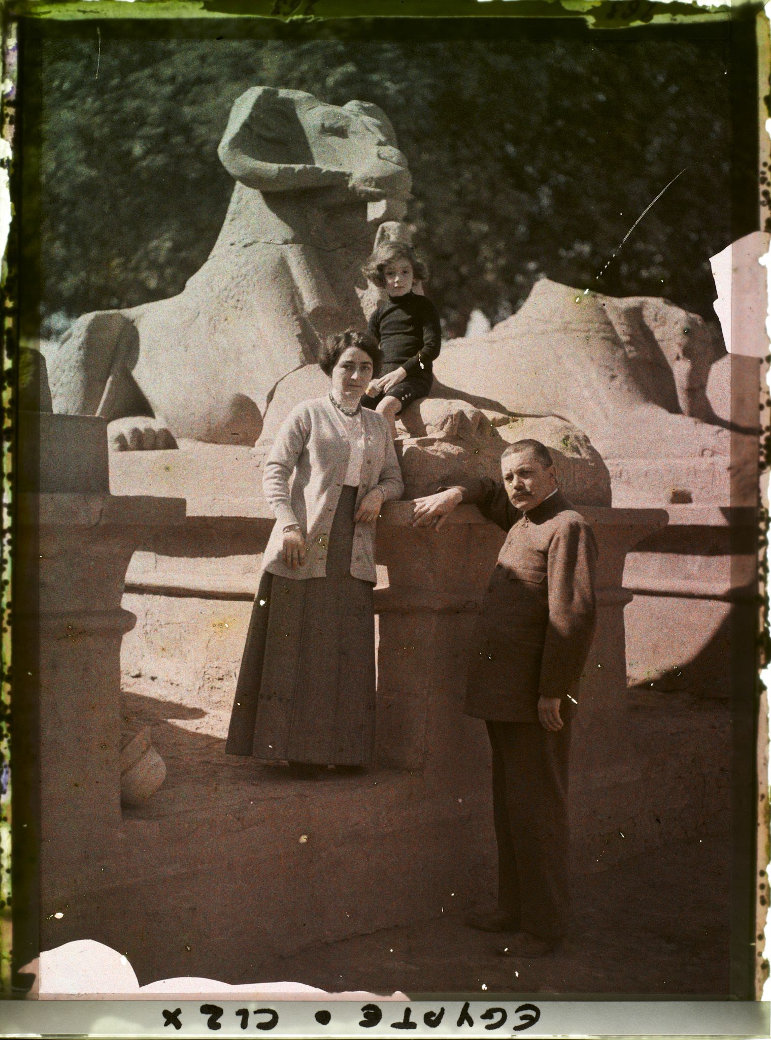 Image représentant Monsieur et Madame  https://musee-albert-kahn.s-museum.fr/home/NWQ2OTAwYzNmYjZlZTk1ZWQwODJmMjY4L2dlbmVyaWMtbm90aWNlLXRhYi9hdXRob3JpdHkvNjE3YTc5ZjVjZjhiODk2OGIzMzM3ZDIx/5d6900c3fb6ee95ed082f268/generic-notice-tab/authority/617a79ebcf8b8968b3337b53 Legrain et leur enfant