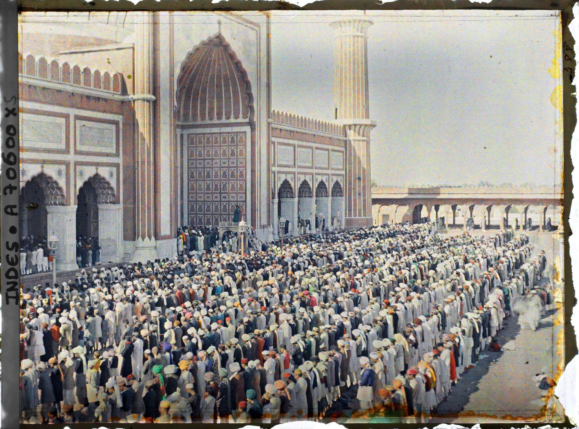 Image représentant La prière du vendredi dans la cour de la Grande Mosquée (Jama Masjid)
