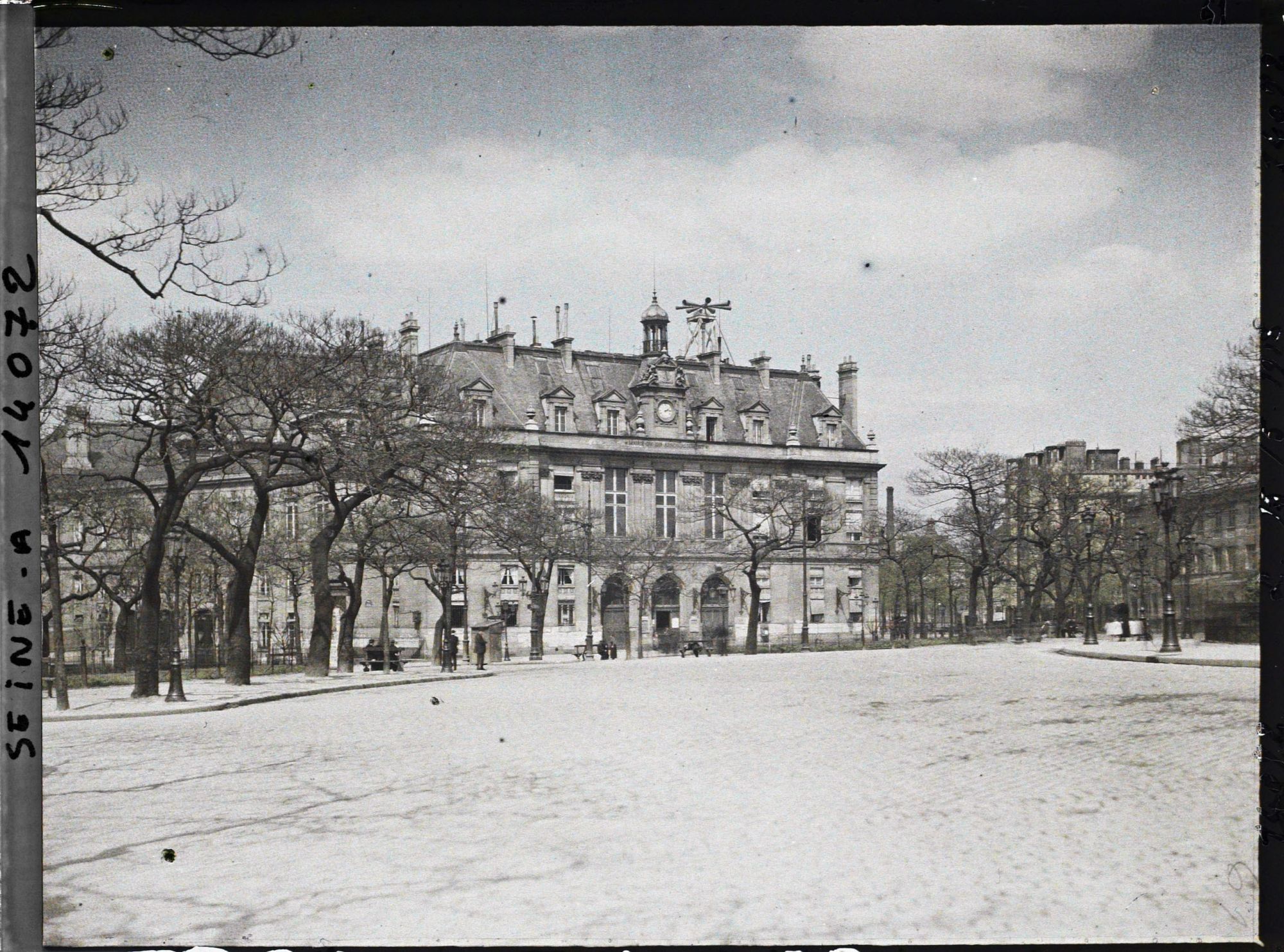 Image représentant La mairie du XIIIe arrondissement avec une sirène sur la toiture, place d'Italie
