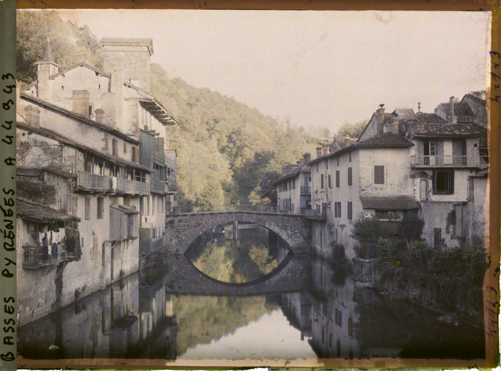 Image représentant France, St Jean Pied de Port, La Vieille Eglise et le Pont (fin de Journée )