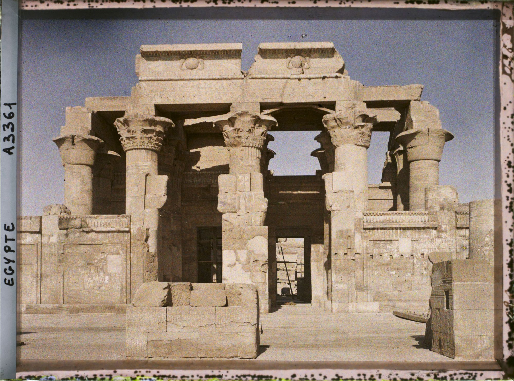 Image représentant Salle hypostyle de face vue de la cour d'entrée du temple de Kom Ombo