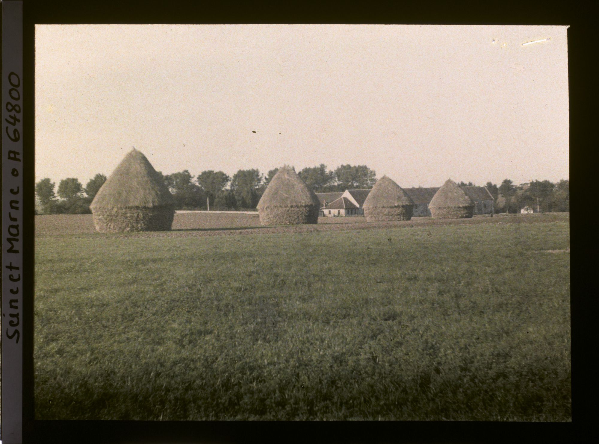 Image représentant Seine et Marne, Guermantes, Groupe de meules de Blé