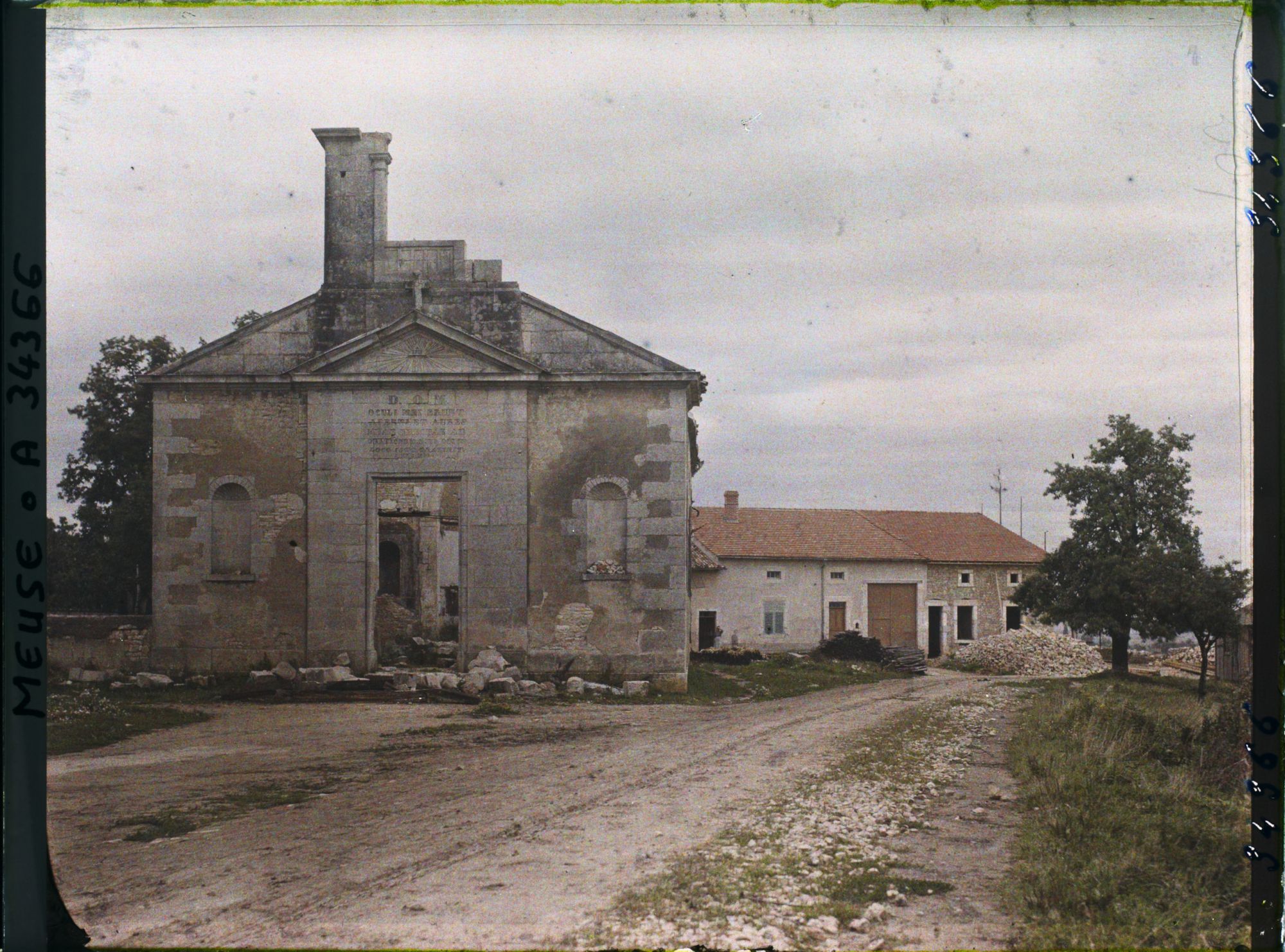 Image représentant France, Billy sous les Côtes, Ruines de l'Eglise et maison reconstruite