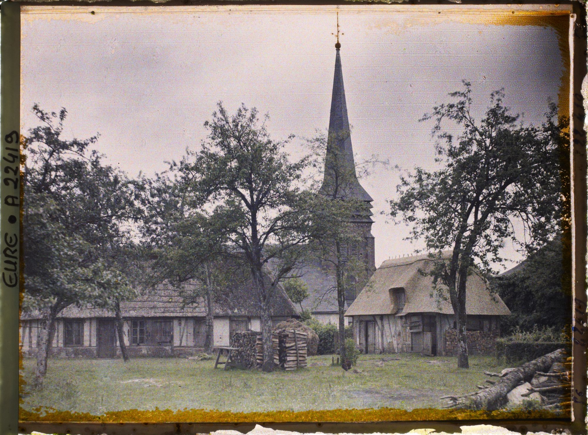 Image représentant L'église vue d'une ferme