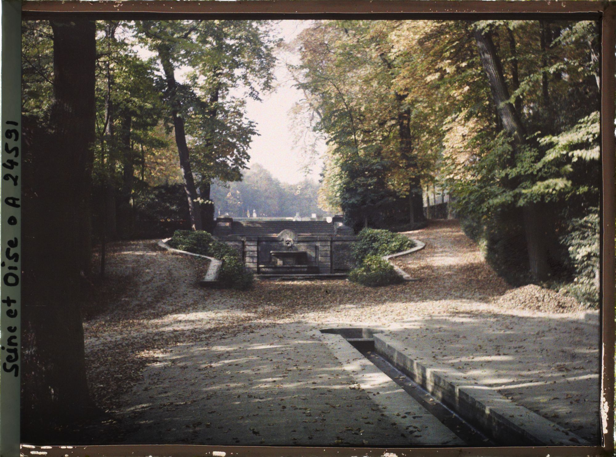 Image représentant Le bassin des Chiens et l'allée d'eau des Goulottes dans le petit parc