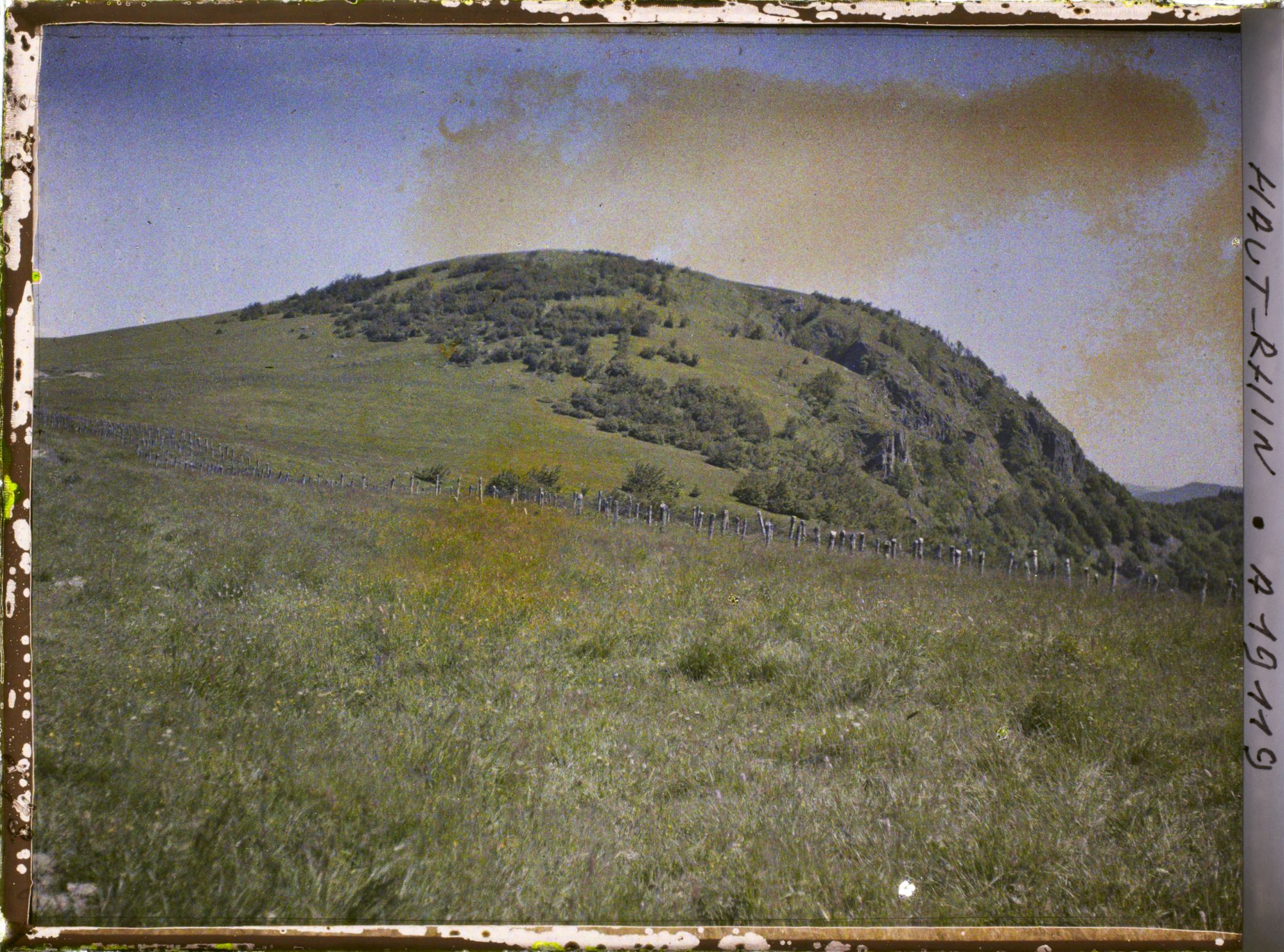 Image représentant France, Le ballon d'Alsace, avec l'opposition de ses 2 versants, plus raide vers l'Alsace, plus doux vers la France