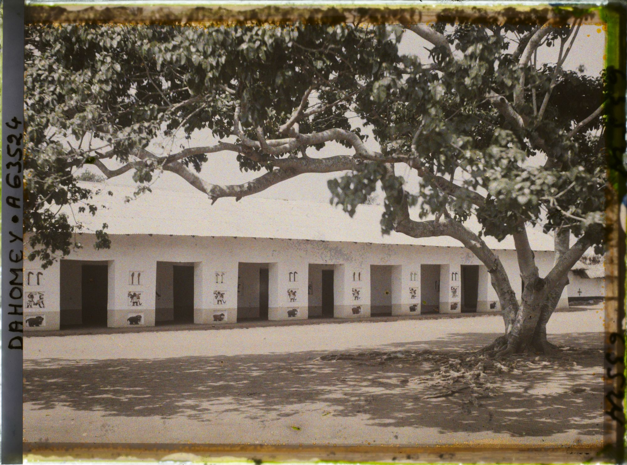 Image représentant Bâtiment de réception (ajalala) dans la deuxième cour du palais de Guézo (jalalahennou)