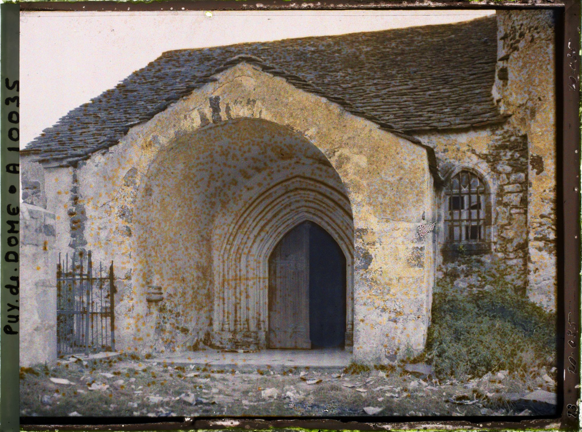 Image représentant France, Ronzières, Lieu de pélérinage du 9 Septre : Vue de l'Eglise a l'intérieur de la muraille