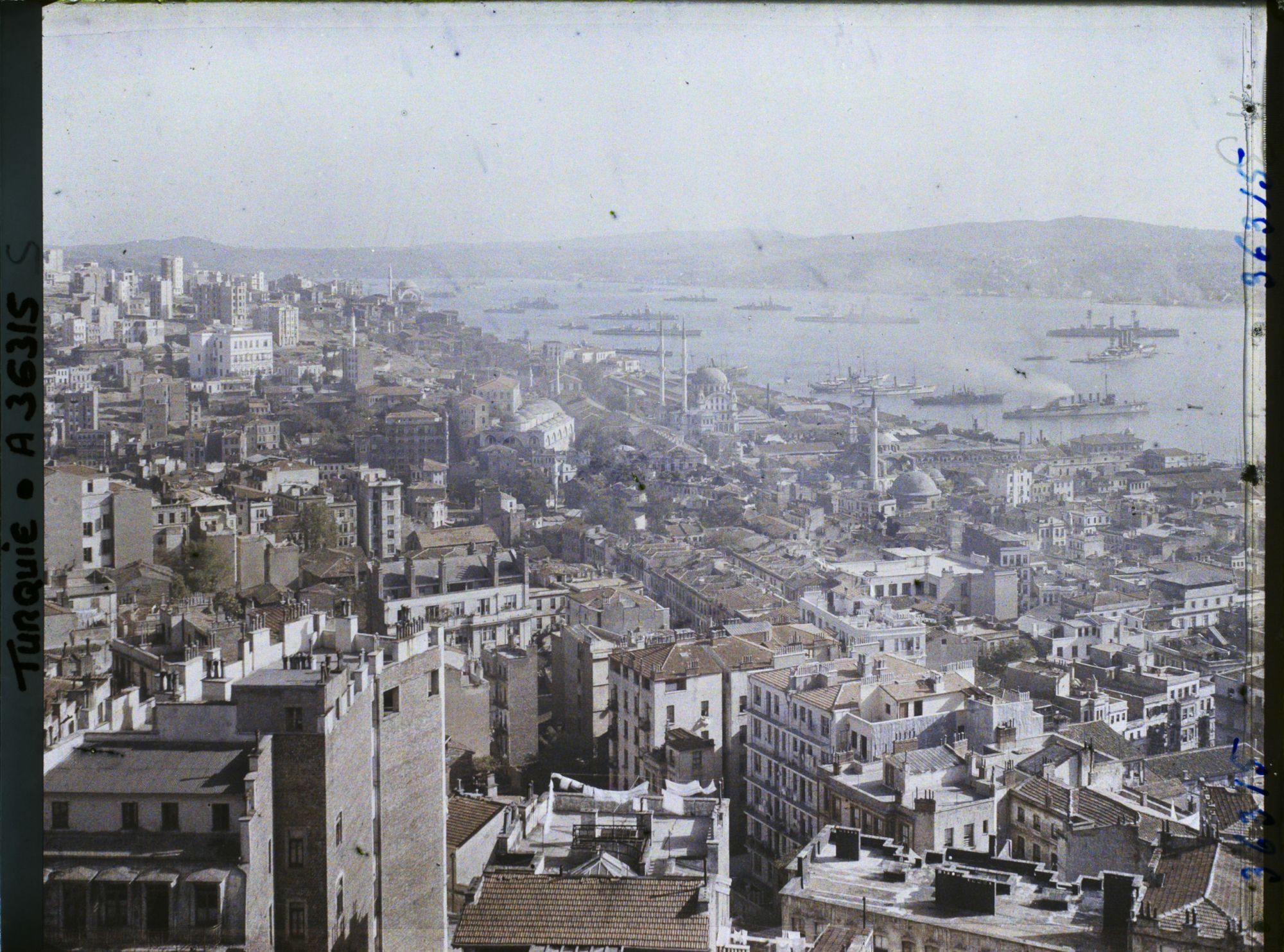 Image représentant Panorama sur le bas de la Corne d'Or et l'entrée du Bosphore pris de la tour de Galata (rive gauche, nord)