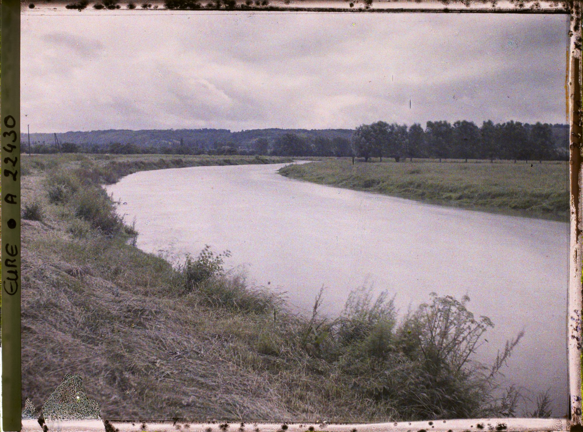 Image représentant La Risle vue vers l'amont, prise de Saint-Samson-de-la-Roque