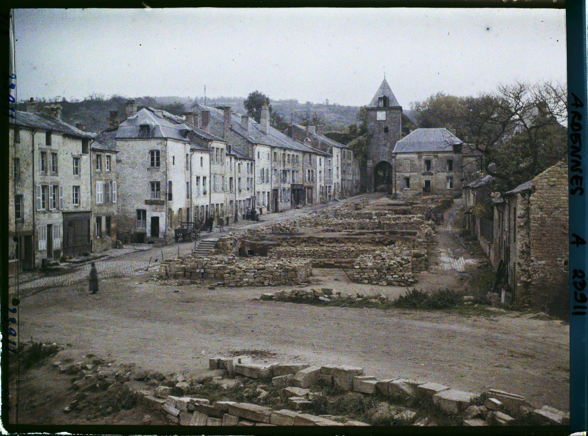 Image représentant Vue sur la Porte de Bourgogne, avec les travaux de reconstruction