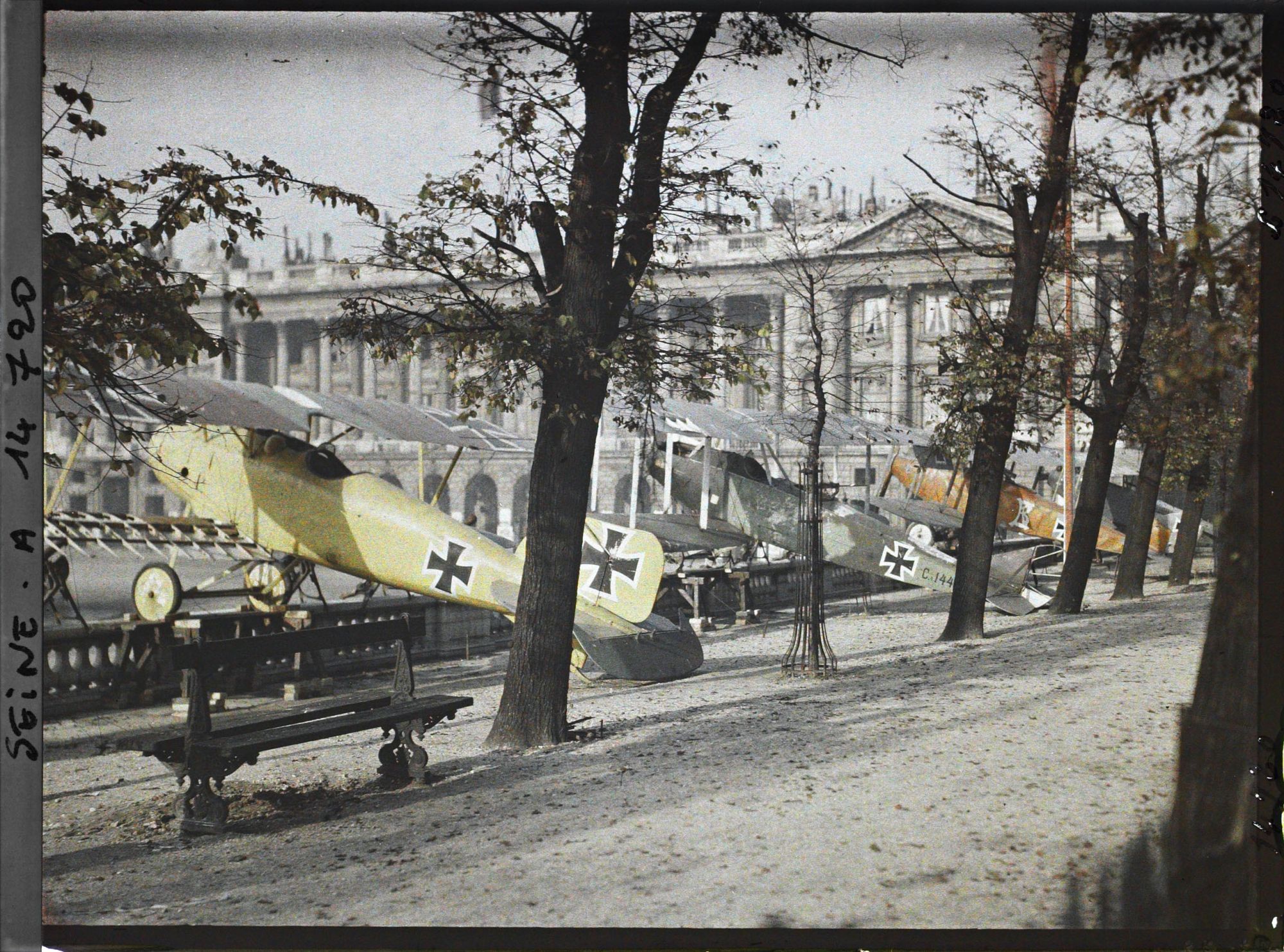 Image représentant Avions pris aux Allemands exposés au jardin des Tuileries, à côté de la place de la Concorde