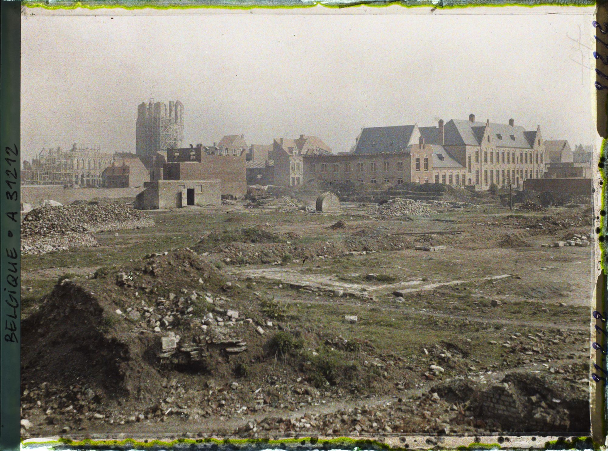 Image représentant Belgique, Ypres, Aspect de la Ville vers les Halles