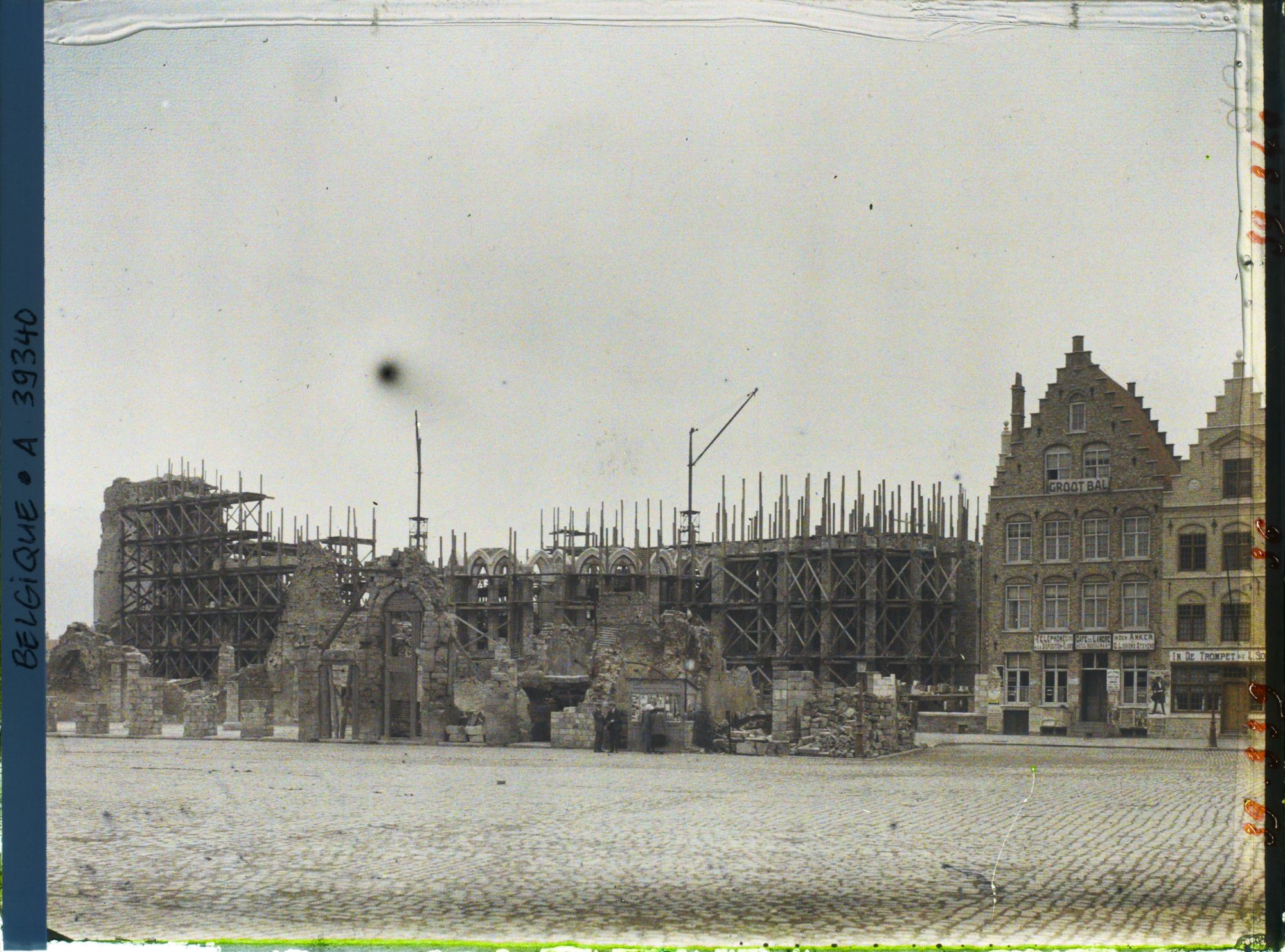 Image représentant Belgique, Ypres, Les Halles, façade s/ la Grande Place