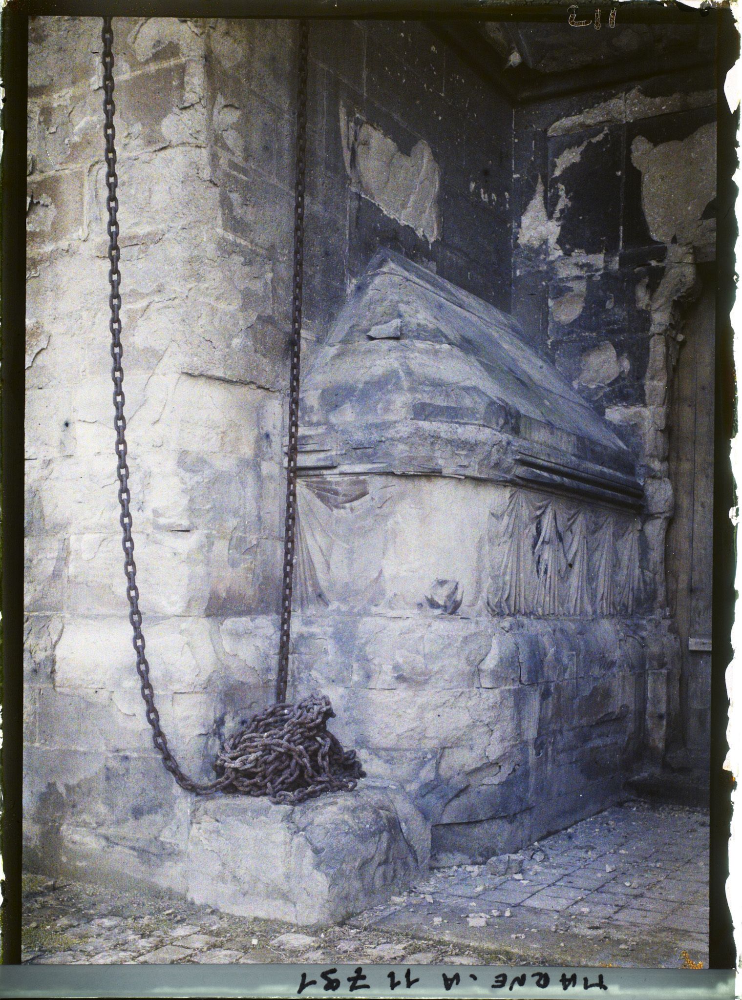 Image représentant France, Reims, Portes et tambours détériorés