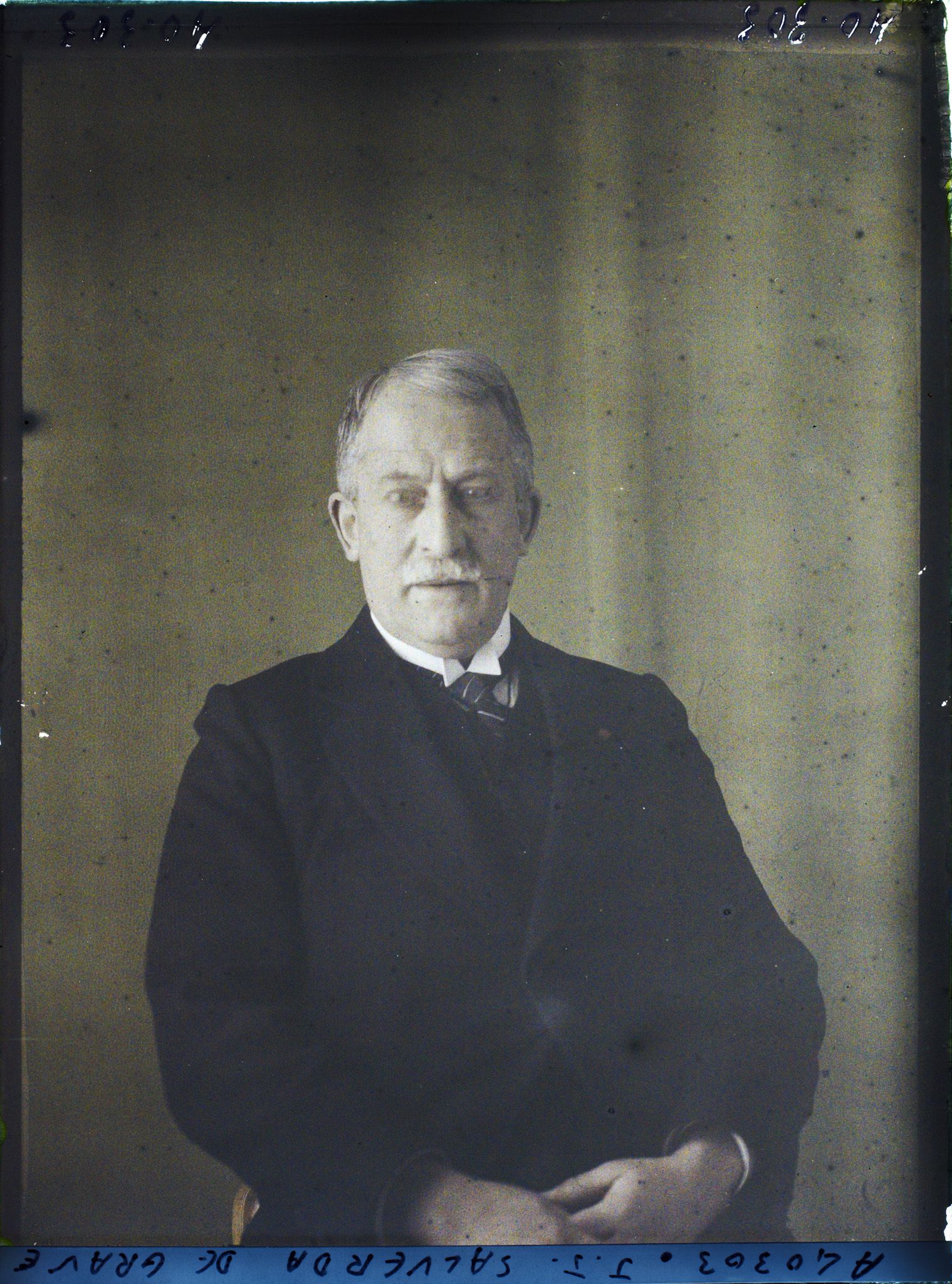 Image représentant Le Docteur  https://musee-albert-kahn.s-museum.fr/home/NWQ2OTAwYzNmYjZlZTk1ZWQwODJmMjY4L2dlbmVyaWMtbm90aWNlLXRhYi9hdXRob3JpdHkvNjE3YTc5ZjVjZjhiODk2OGIzMzM3ZDIx/5d6900c3fb6ee95ed082f268/generic-notice-tab/authority/617a79ebcf8b8968b3337731 Jean-Jacques Salverda de Grave