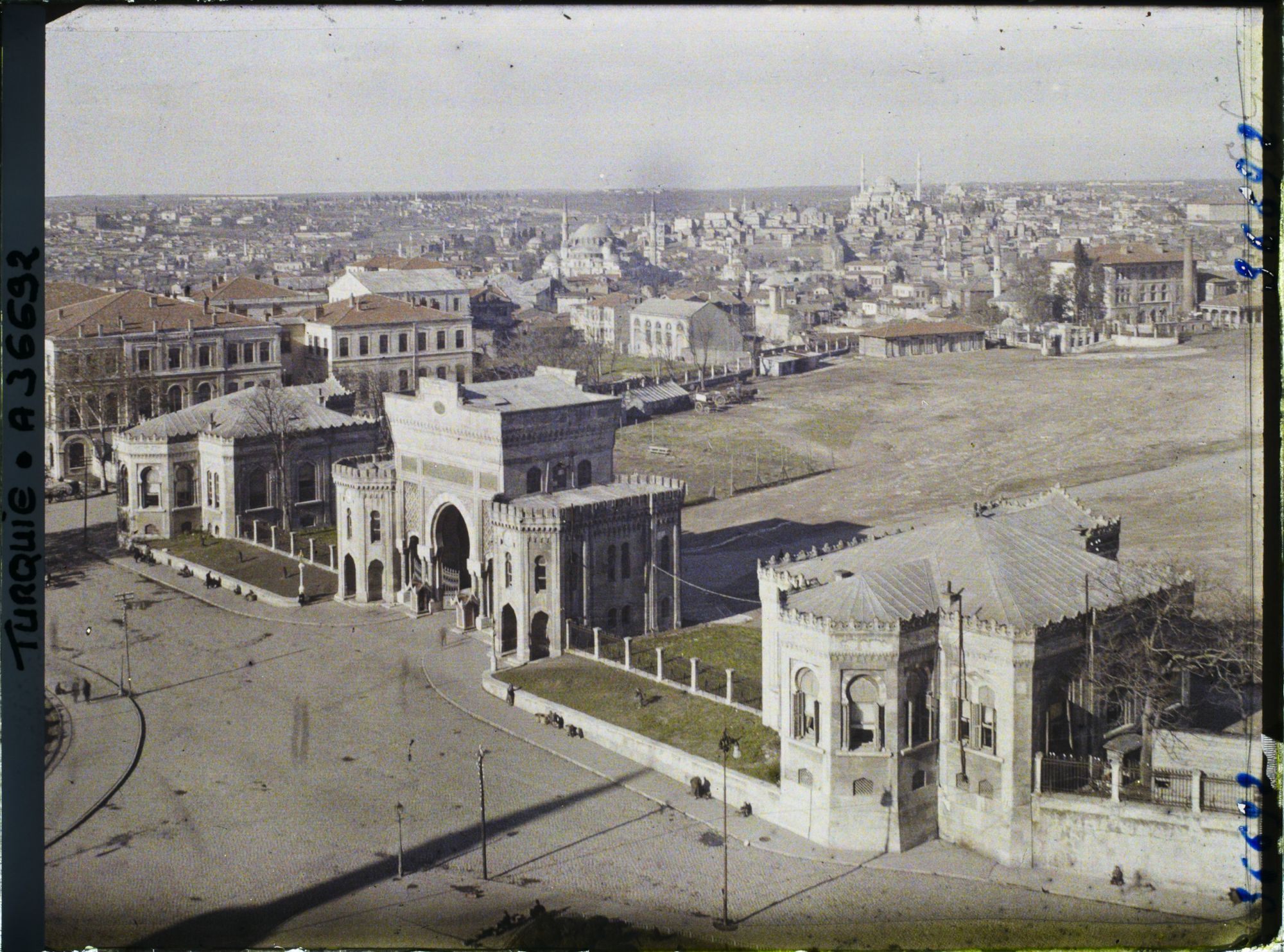 Image représentant Turquie, Constantinople, Panorama vers la Mosquée Mehmet et Chah-Zadé et le Ministère de la Guerre
