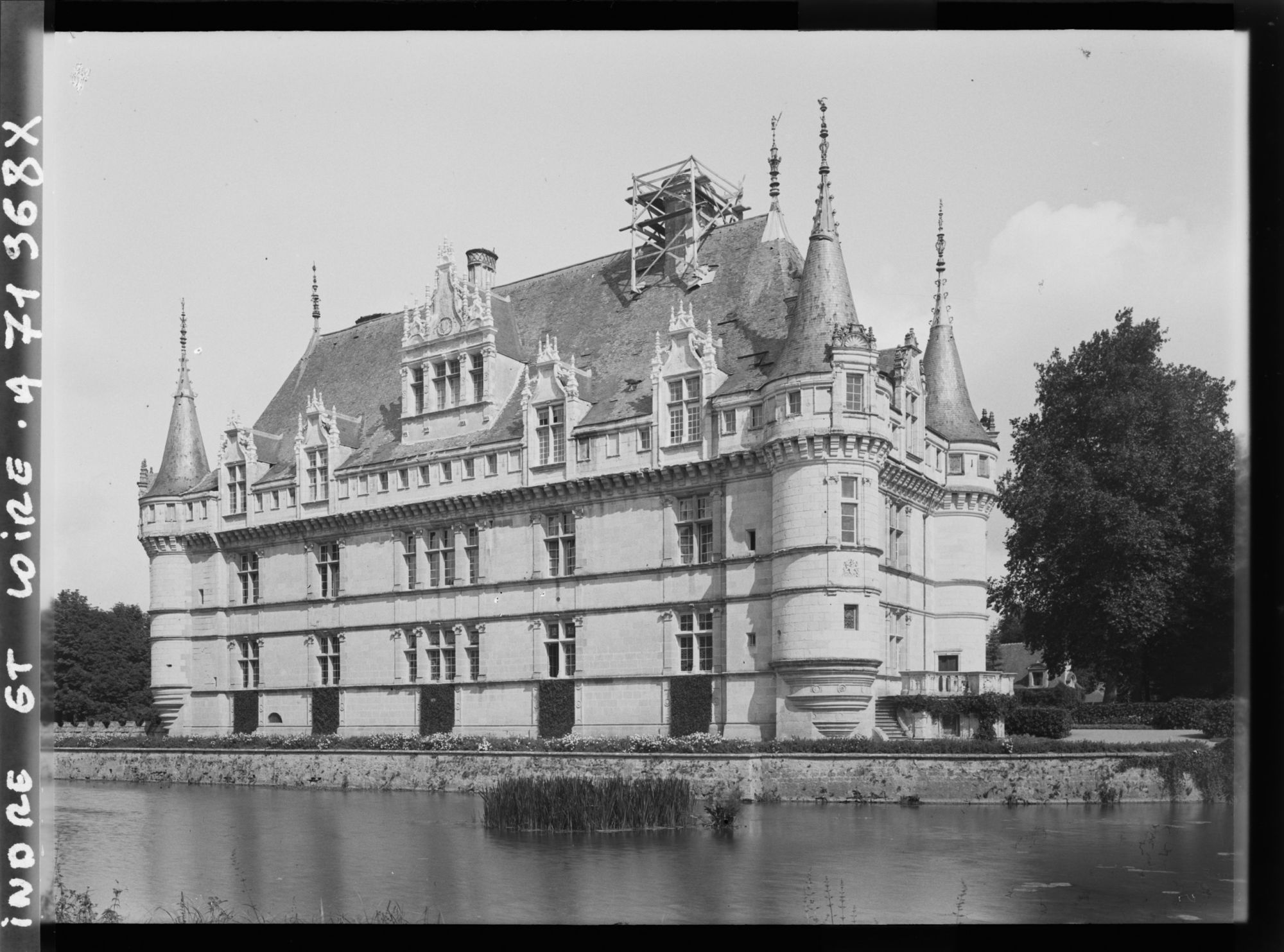 Image représentant Vue d'ensemble de la façade ouest du château