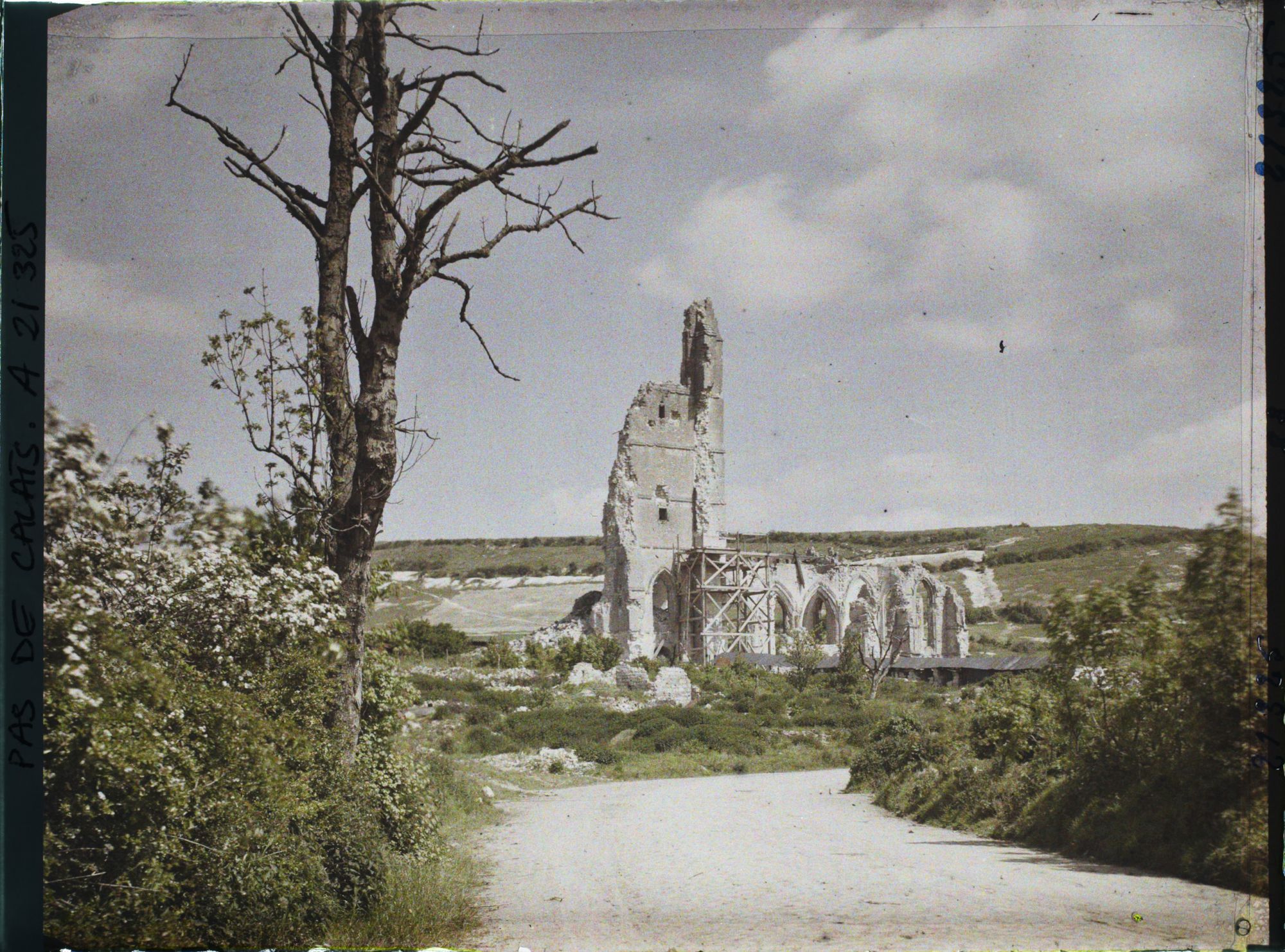 Image représentant France, L'Eglise et entrée du Village