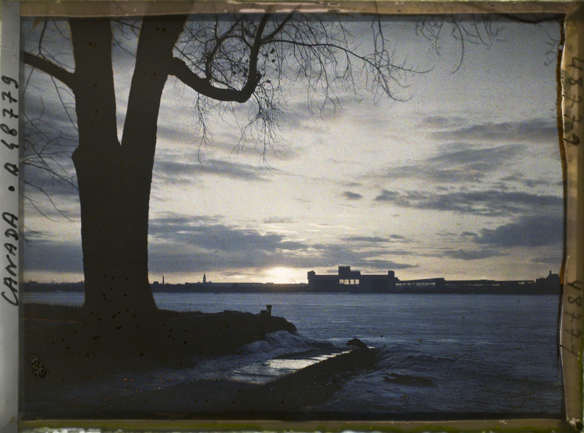 Image représentant Canada, St Lambert, Coucher de Soleil s/ Montréal et St Laurent pris par les Glaces