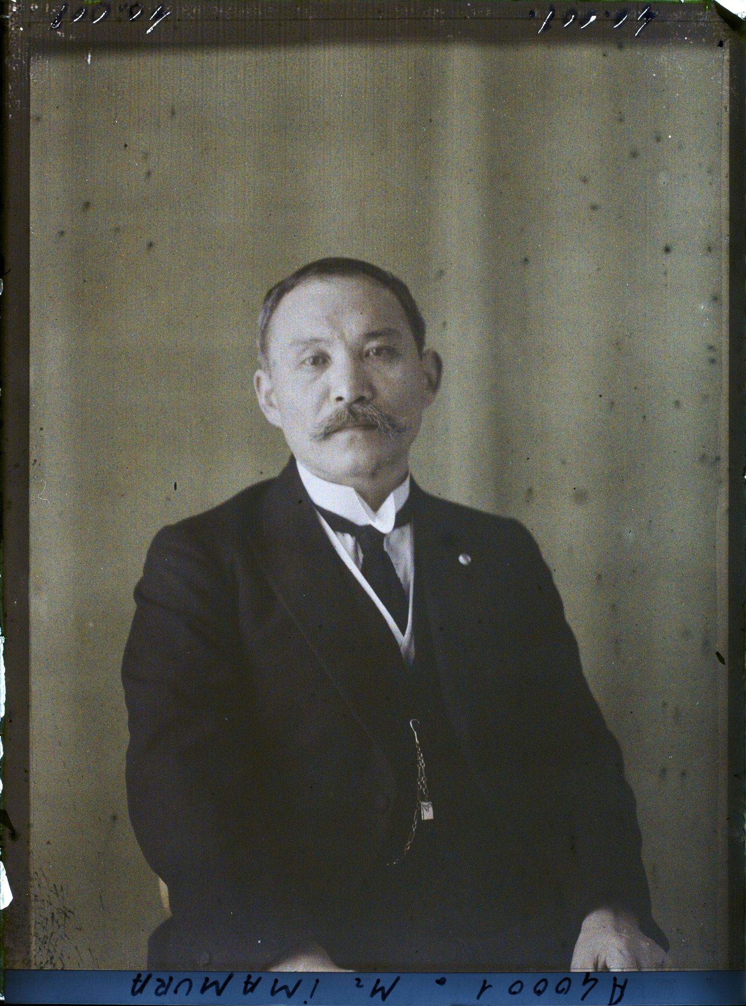 Image représentant https://musee-albert-kahn.s-museum.fr/home/NWQ2OTAwYzNmYjZlZTk1ZWQwODJmMjY4L2dlbmVyaWMtbm90aWNlLXRhYi9hdXRob3JpdHkvNjE3YTc5ZjVjZjhiODk2OGIzMzM3ZDIx/5d6900c3fb6ee95ed082f268/generic-notice-tab/authority/617a79ebcf8b8968b3336f9c Monsieur Imamura