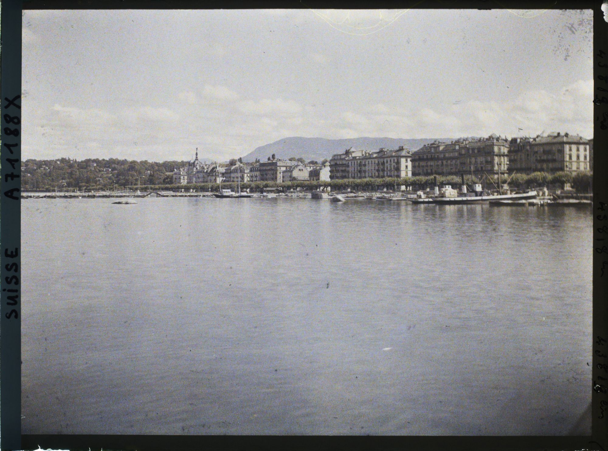 Image représentant La rade, le Léman, le quai Gustave-Ador et le quartier des Eaux-Vives
