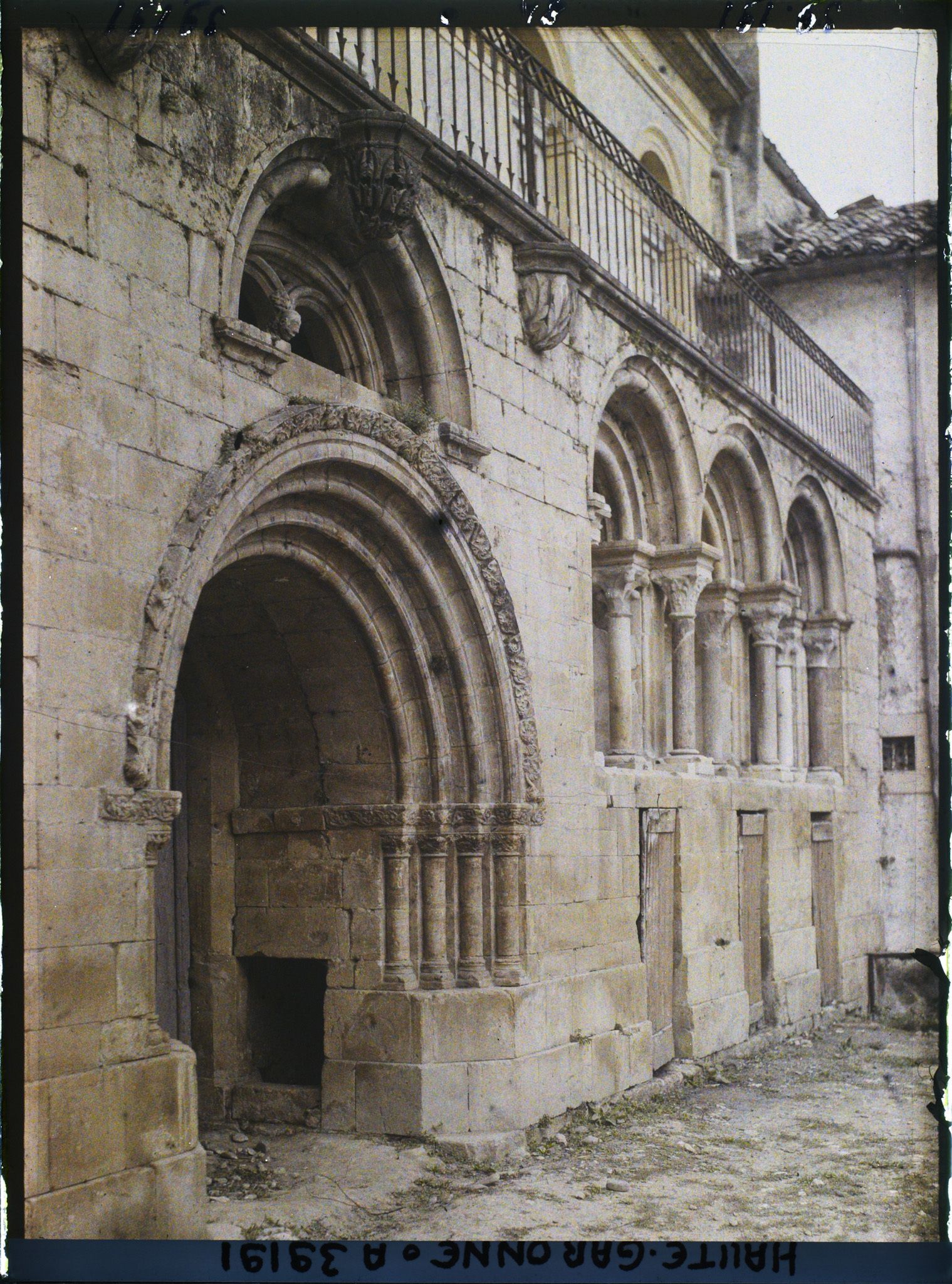 Image représentant France, St Martory, Cloître de Bonnefont Le porche et colonnade