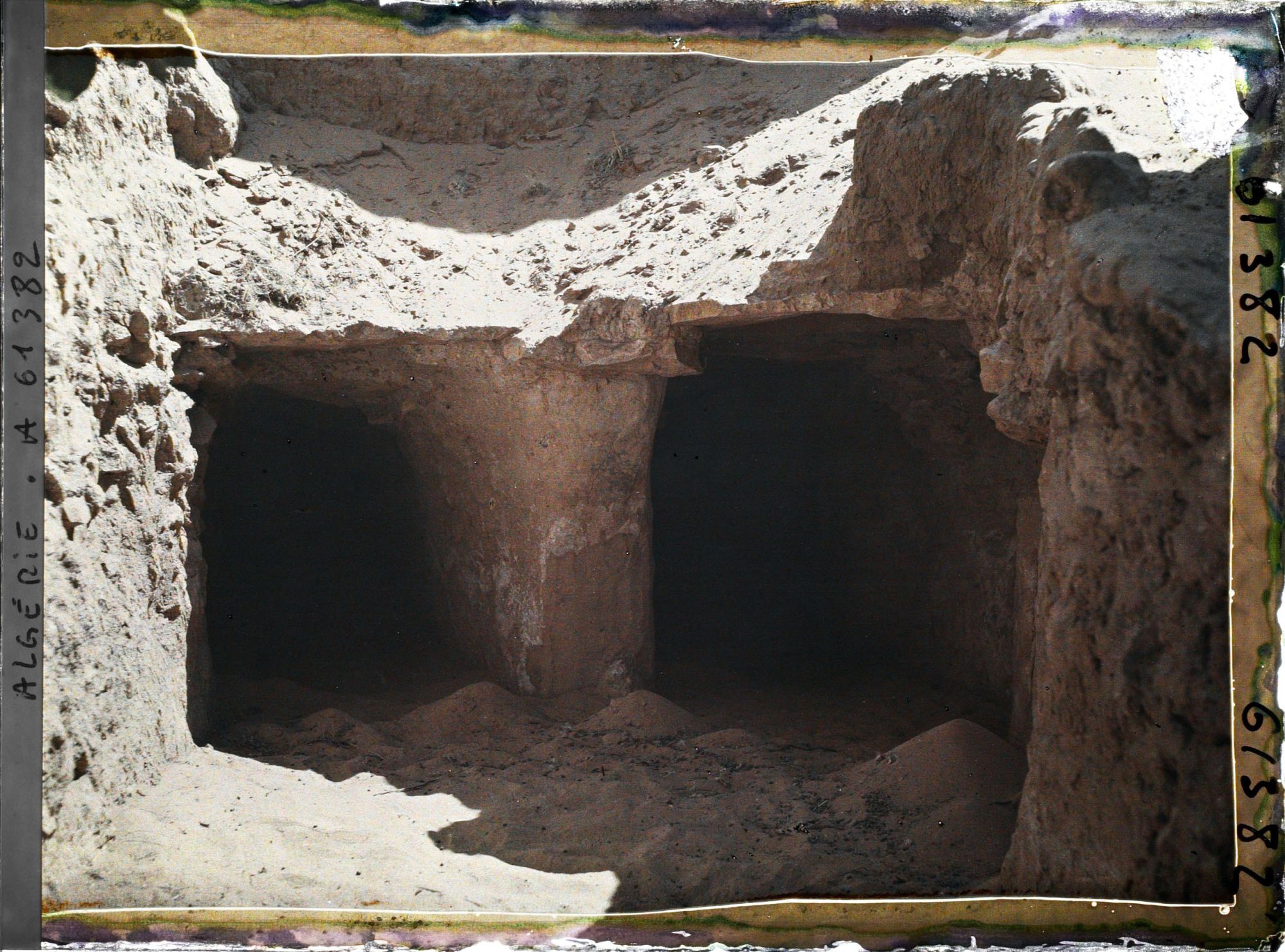 Image représentant La sortie d'un canal souterrain dans l'oasis