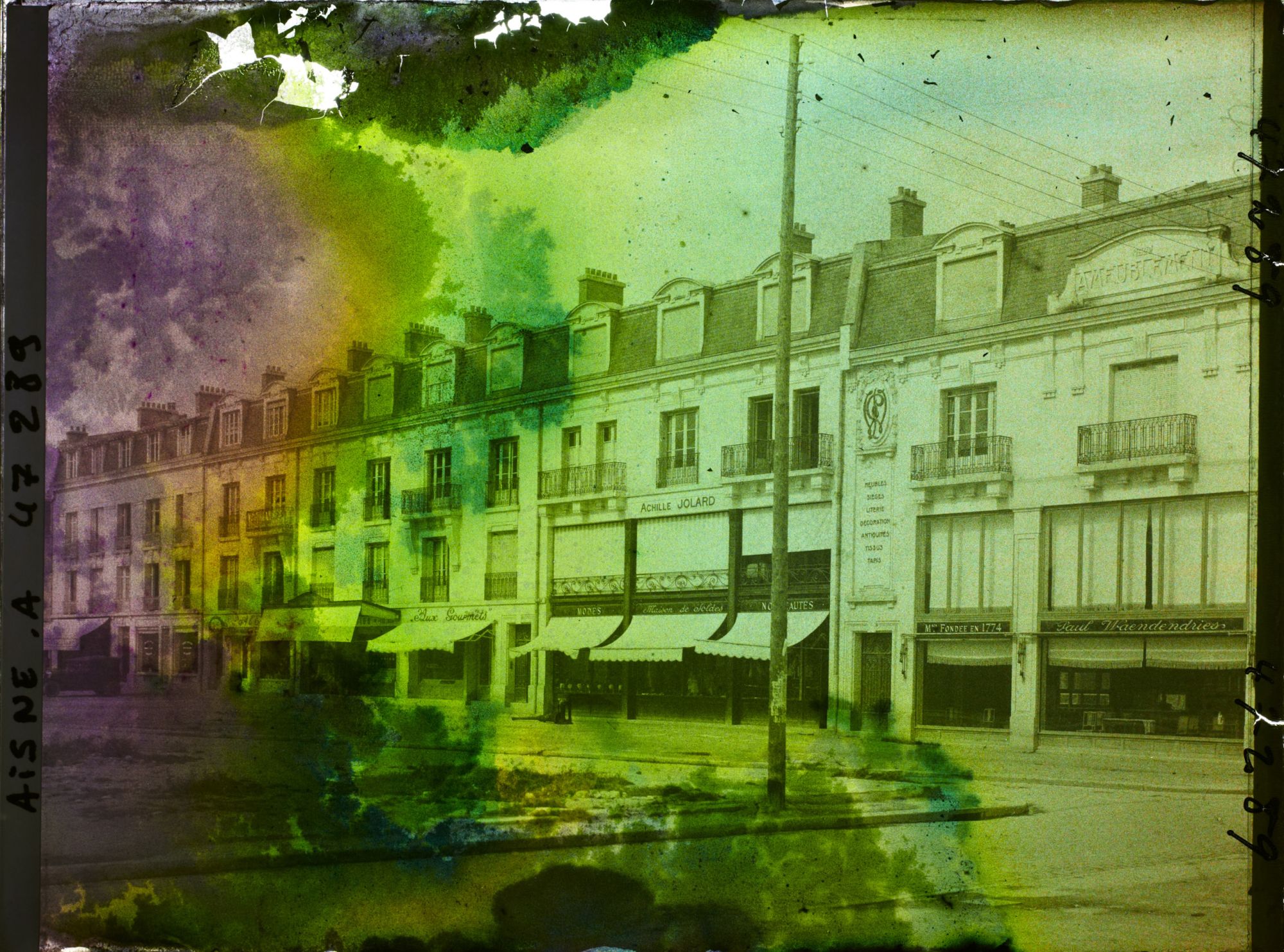 Image représentant France, Soissons, Nouveaux immeubles place du Cloître