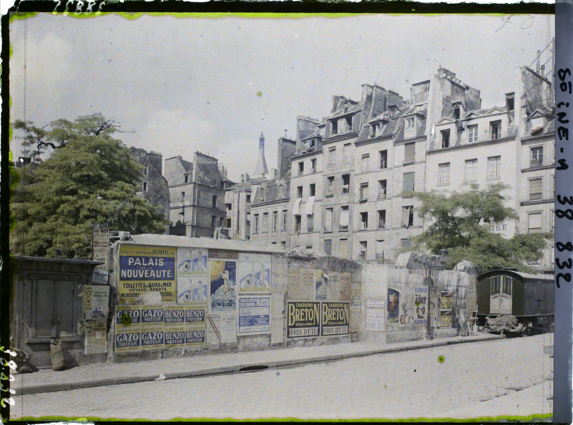 Image représentant Le quai de Montebello et la rue Saint-Julien-le-Pauvre