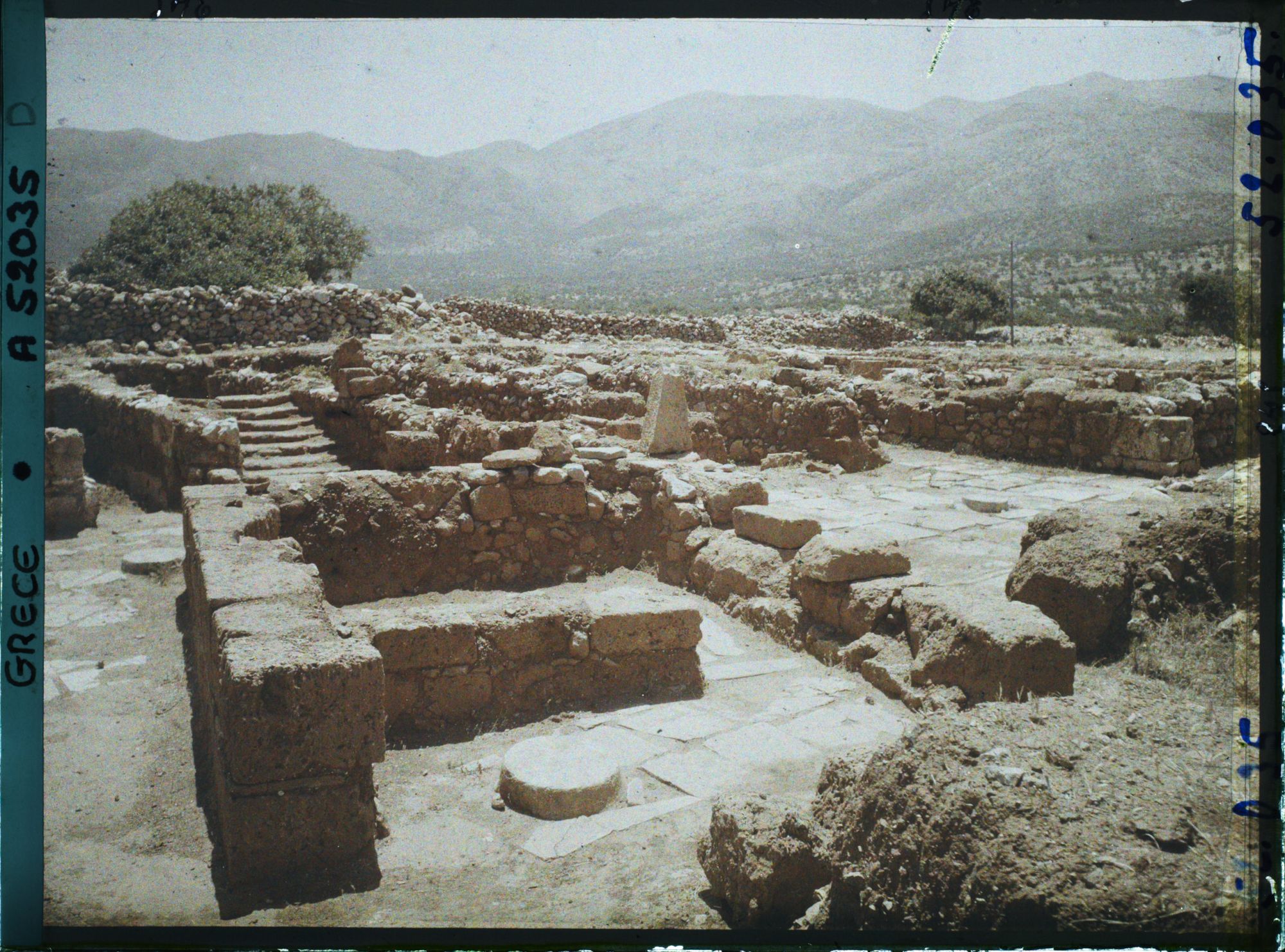 Image représentant Le palais. Dans le quartier nord du palais. Un escalier d'accès au premier étage