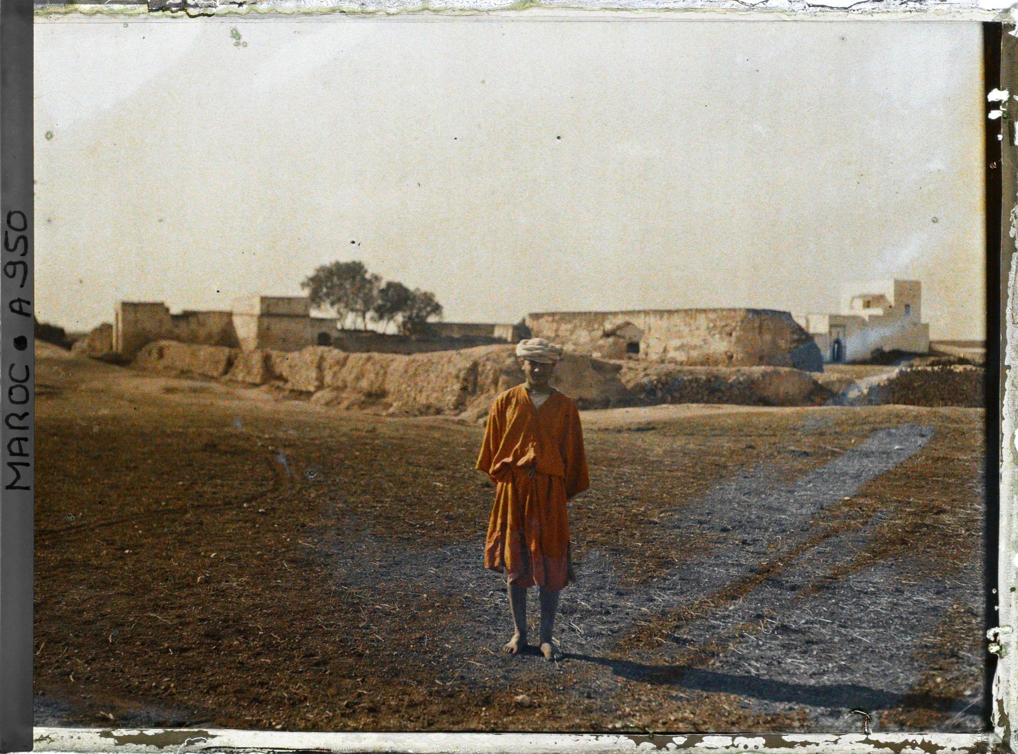 Image représentant Un homme devant un douar