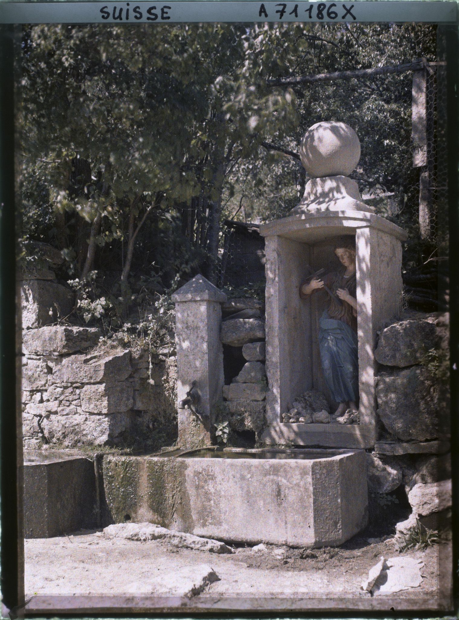Image représentant Une fontaine entre Hofstetten-Flüh et Metzerlen-Mariastein