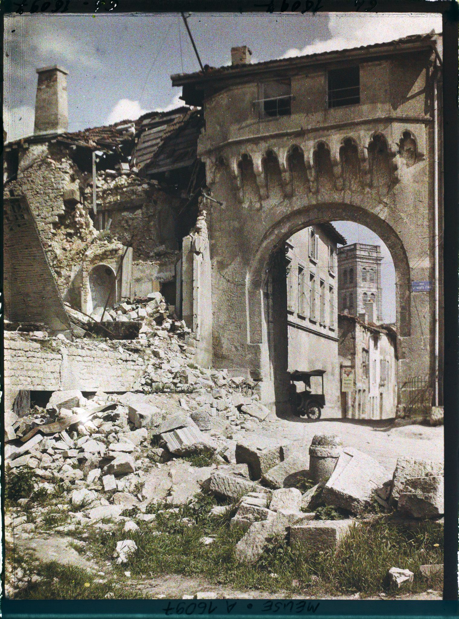Image représentant France, Verdun, La porte Châtel et la Tour de la Cathédrale