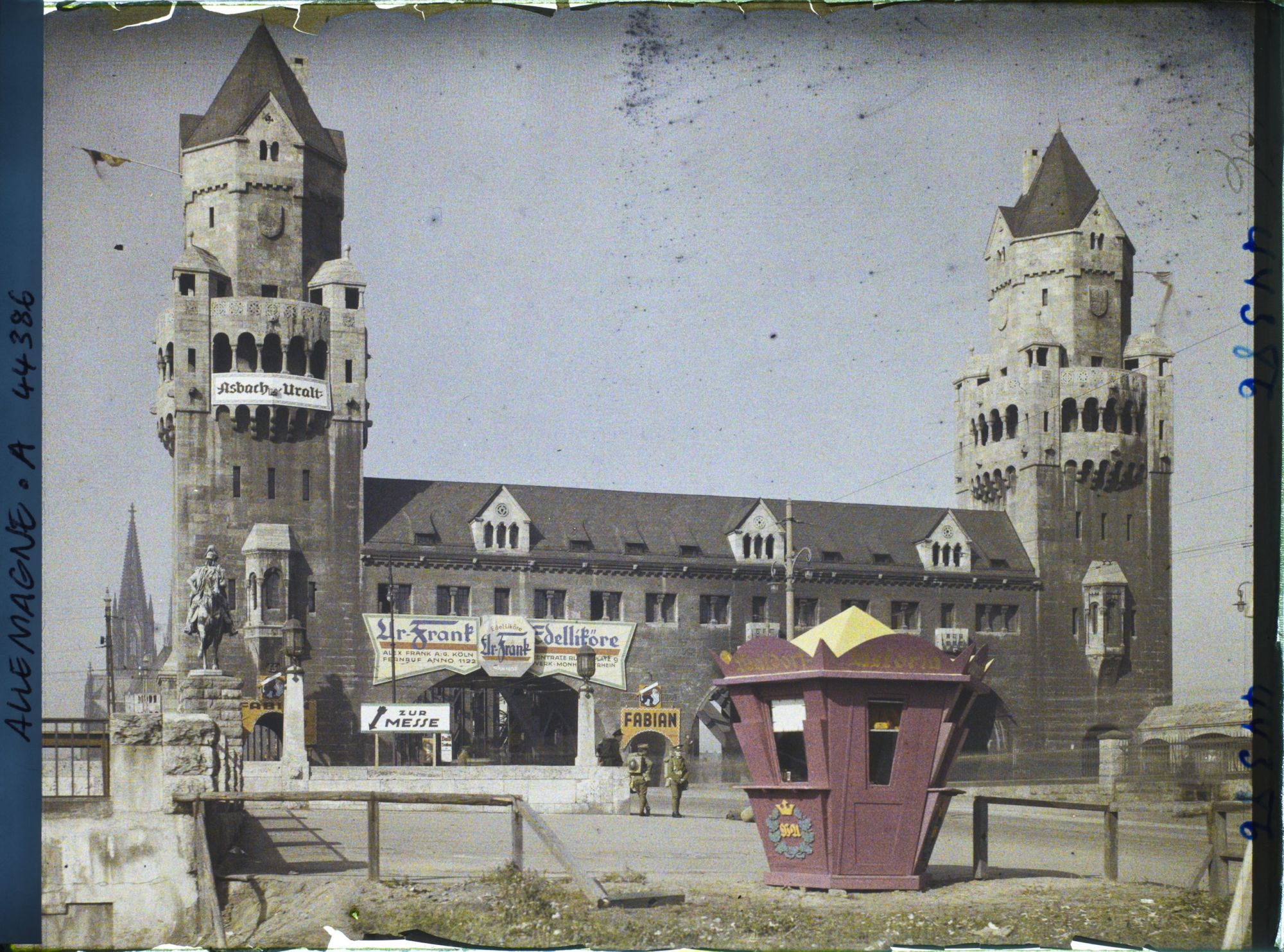 Image représentant L'entrée du grand Pont avec réclames de la foire
