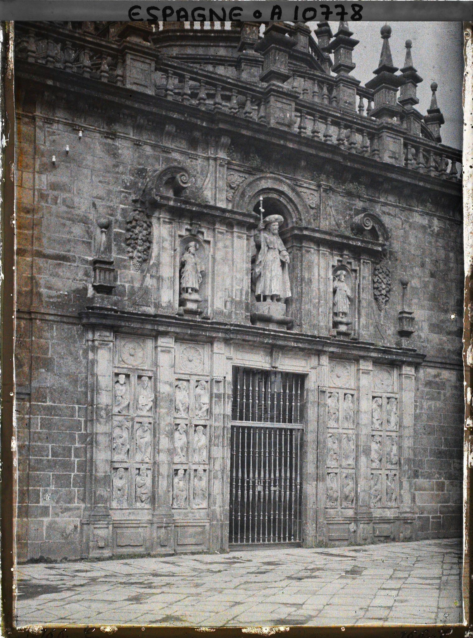 Image représentant Espagne, Santiago de Compostela, Puerta Santa sur la façade Est de la Cathédrale; en haut un St Jacques Renaissance