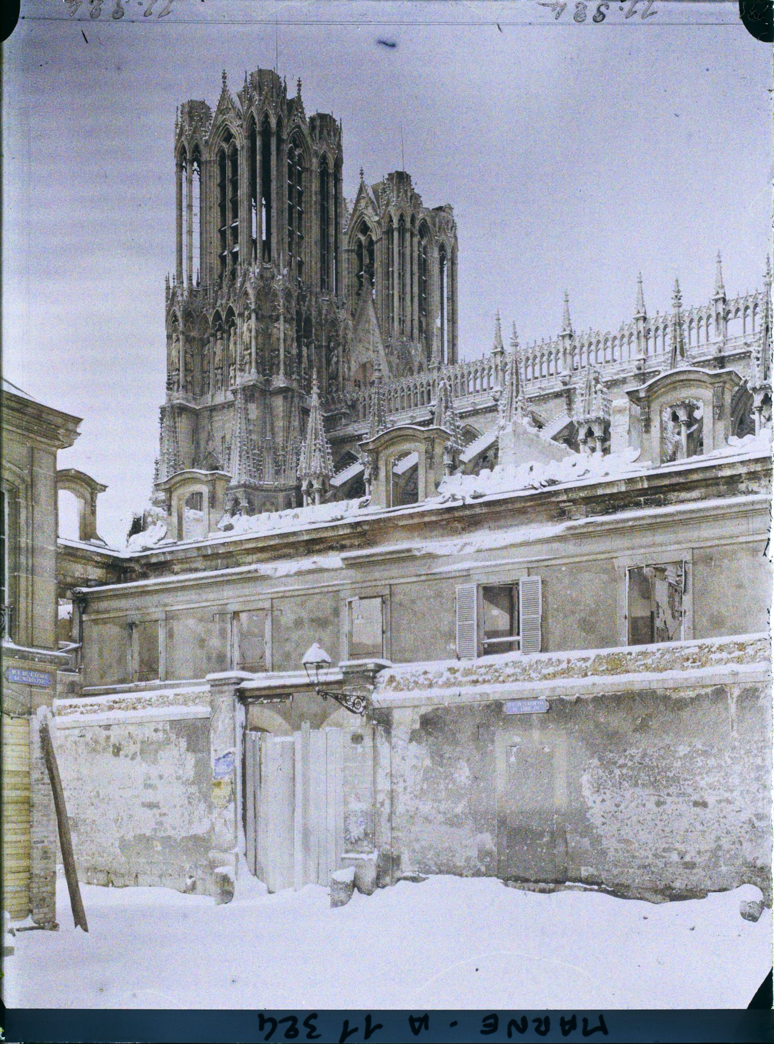 Image représentant L'angle de la rue du Cardinal de Lorraine et de l'Ecole de Médecine (aujourd'hui Paul-Neveux)