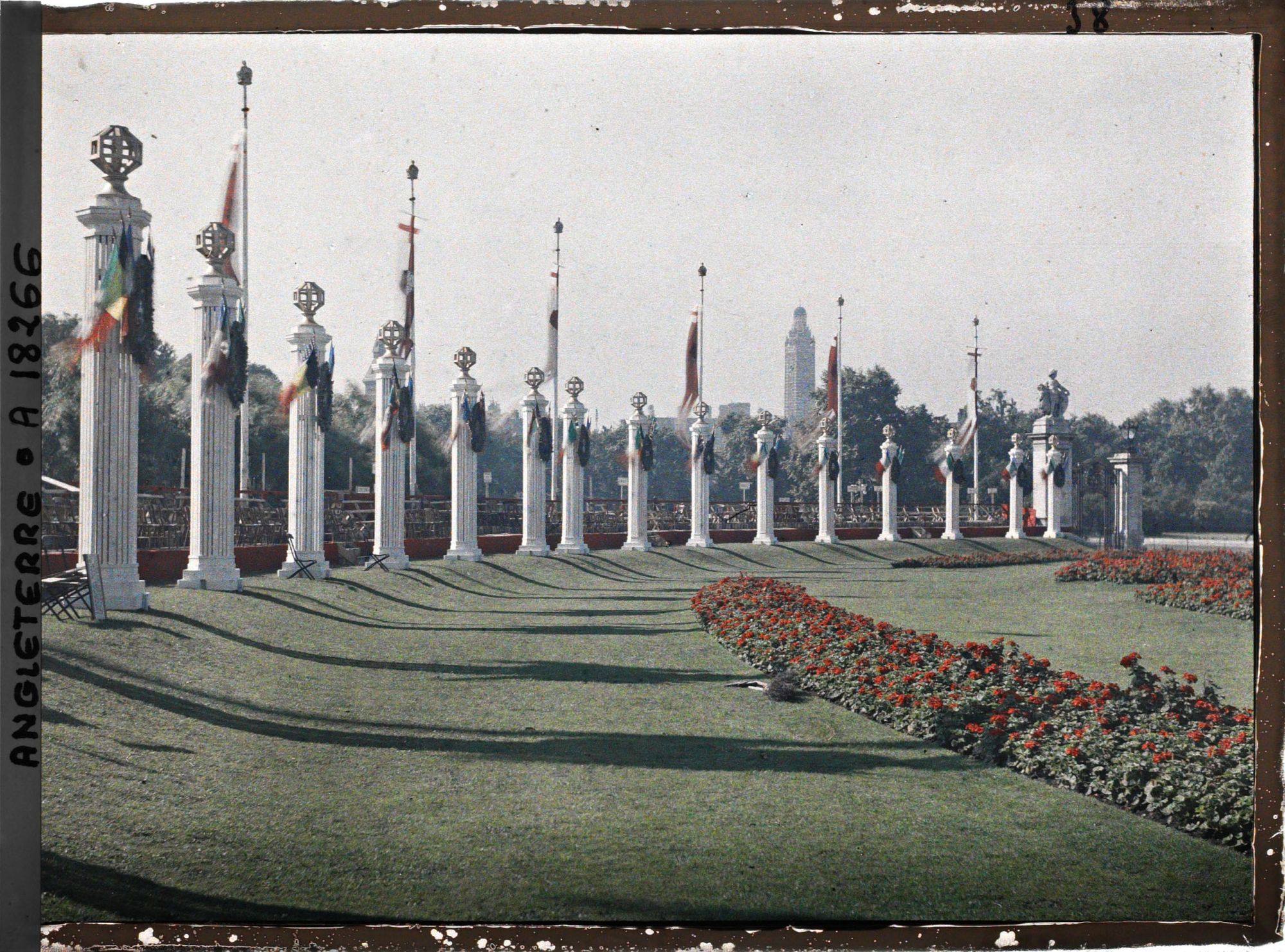 Image représentant Tribunes face à Buckingham Palace. Au fond, la Tour de Londres