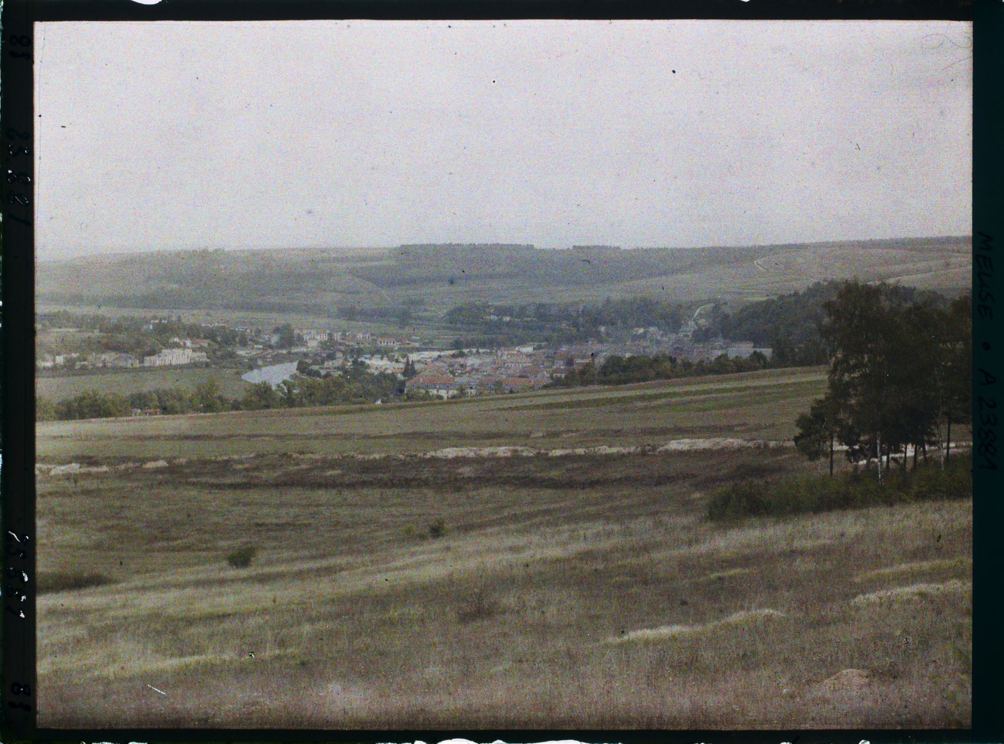 Image représentant France, St Mihiel, Fort du Camp des Romains : Vue de St Michel prise de la route du fort du Camp des Romains