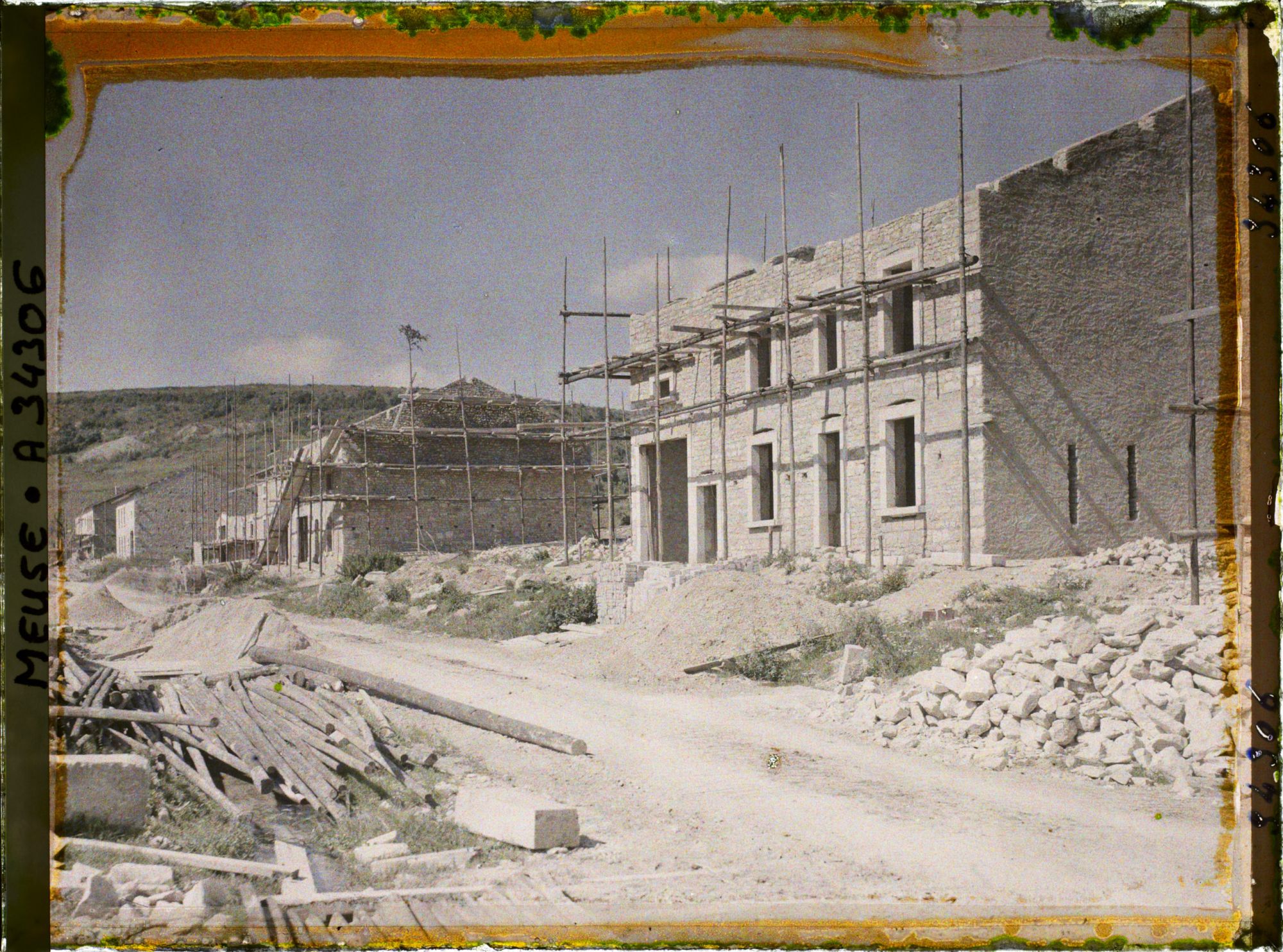 Image représentant France, Combres, Reconstructions