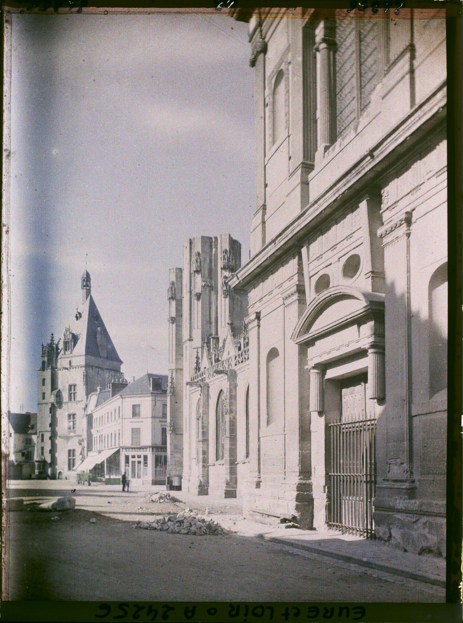 Image représentant La façade latérale de l'église Saint-Pierre en travaux, au second plan le Beffroi place Métézeau