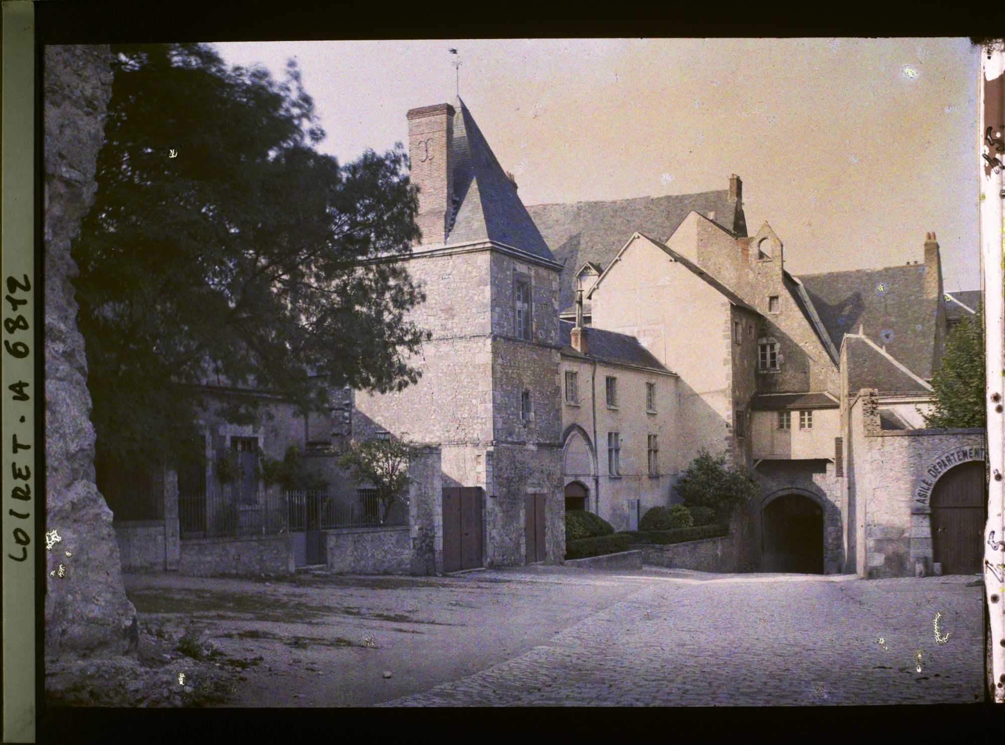 Image représentant L'ancienne cour du dépôt (actuellement place Dunois) avec à l'arrière plan le chateau de Beaugency
