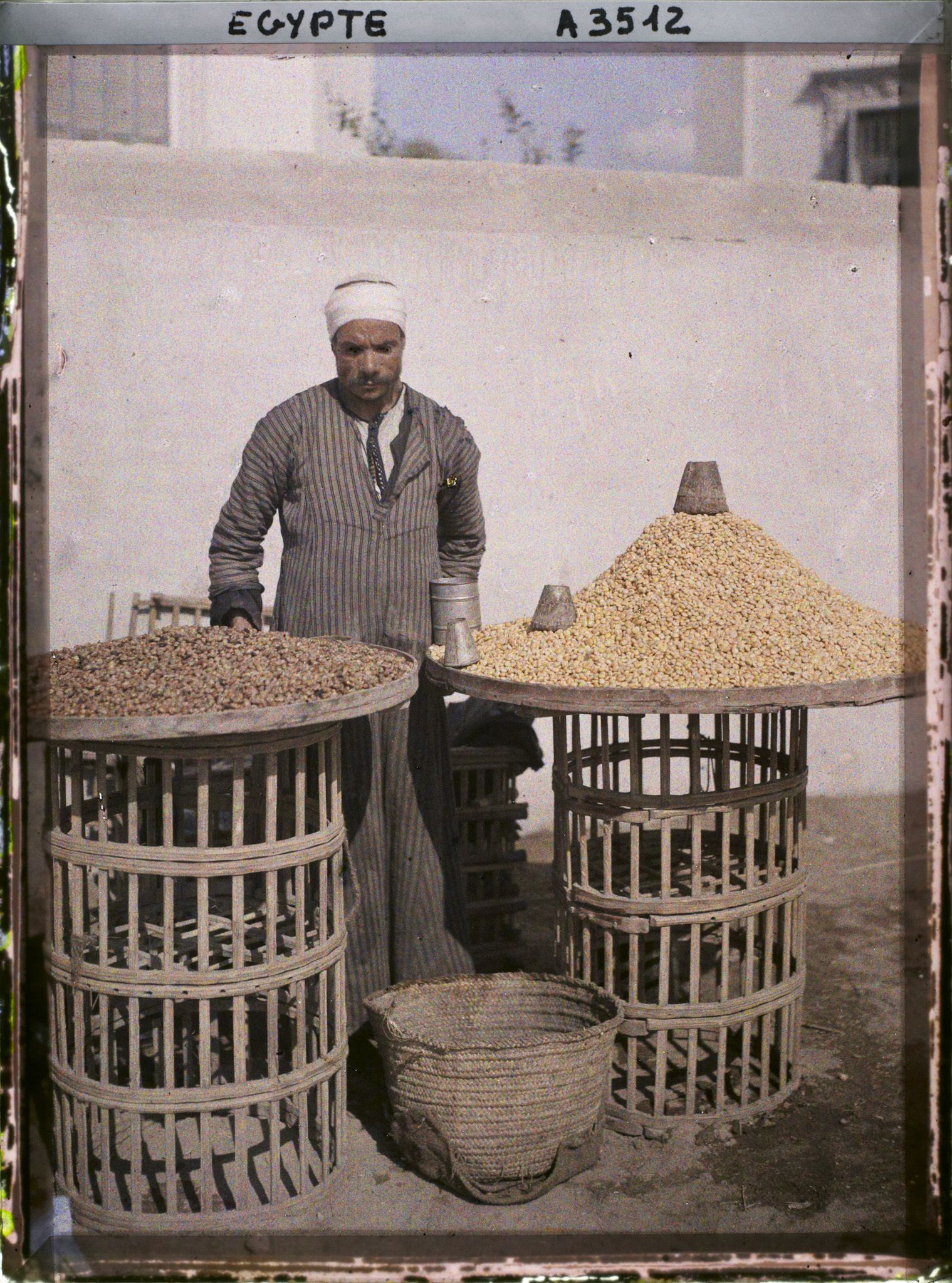 Image représentant Marchand itinérant vendant des fèves et du maïs