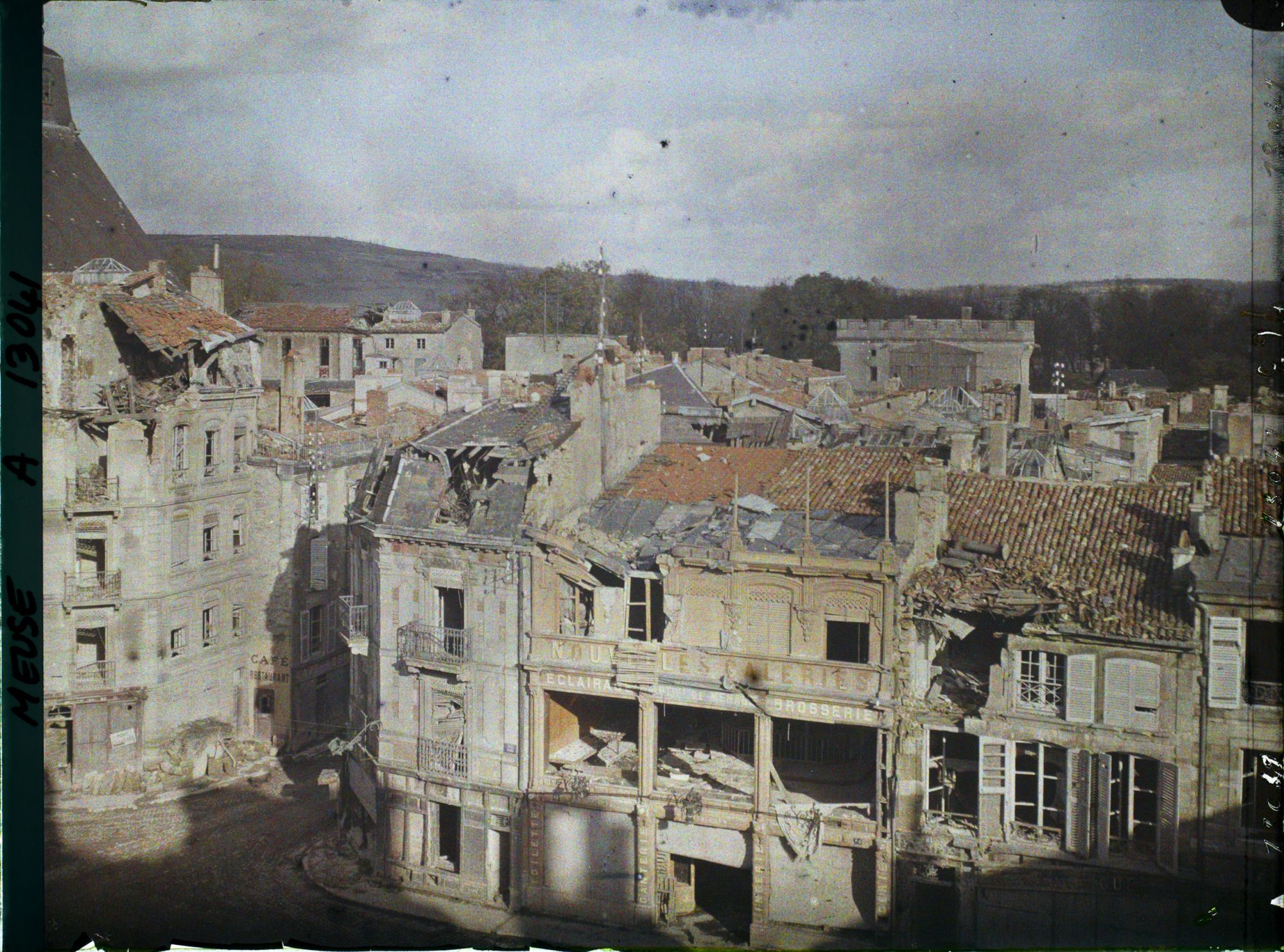 Image représentant France, Verdun, Vue sur la ville et le fort St Michel (près de la Place Magdelaine)