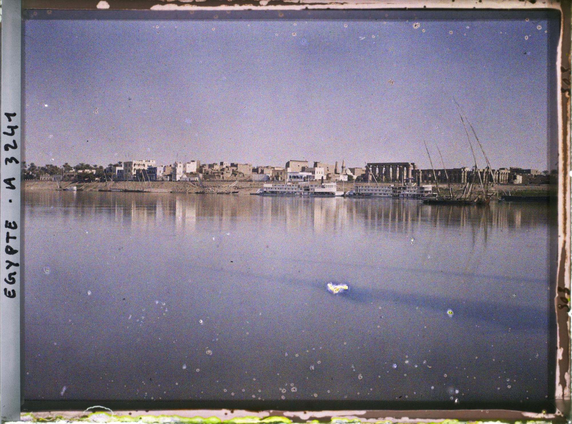 Image représentant Le Nil devant Louqsor depuis la rive ouest de Medinet-Habou