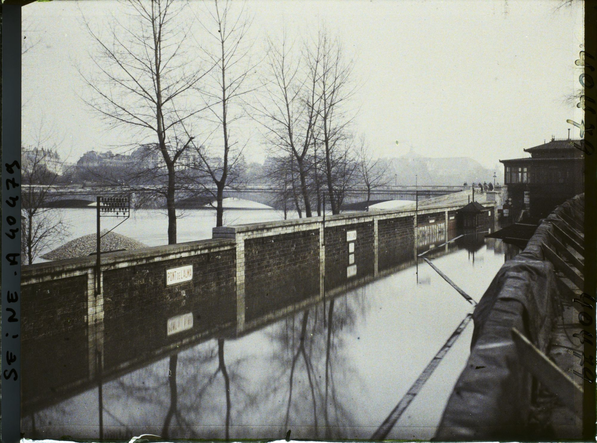Image représentant La gare du Pont de l'Alma inondée par la crue de la Seine