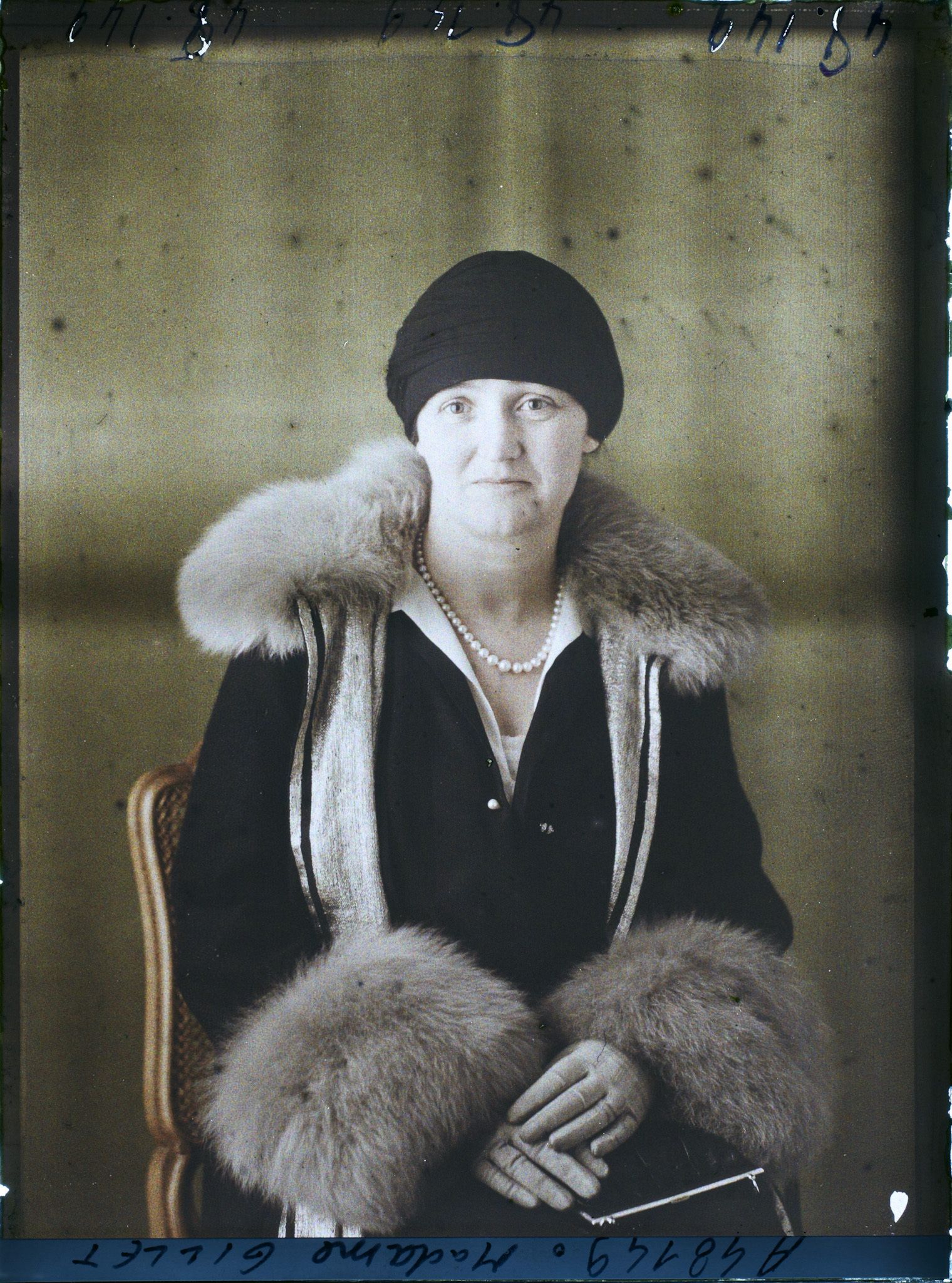 Image représentant https://musee-albert-kahn.s-museum.fr/home/NWQ2OTAwYzNmYjZlZTk1ZWQwODJmMjY4L2dlbmVyaWMtbm90aWNlLXRhYi9hdXRob3JpdHkvNjE3YTc5ZjVjZjhiODk2OGIzMzM3ZDIx/5d6900c3fb6ee95ed082f268/generic-notice-tab/authority/617a79ebcf8b8968b3336dac Madame Gillet