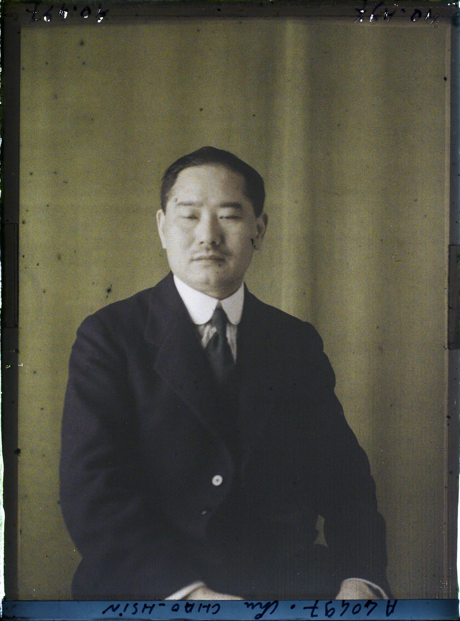 Image représentant https://musee-albert-kahn.s-museum.fr/home/NWQ2OTAwYzNmYjZlZTk1ZWQwODJmMjY4L2dlbmVyaWMtbm90aWNlLXRhYi9hdXRob3JpdHkvNjE3YTc5ZjVjZjhiODk2OGIzMzM3ZDIx/5d6900c3fb6ee95ed082f268/generic-notice-tab/authority/617a79eacf8b8968b3336584 Monsieur Chao-Hsin Chu, ministre plénipotentiaire de la République de Chine