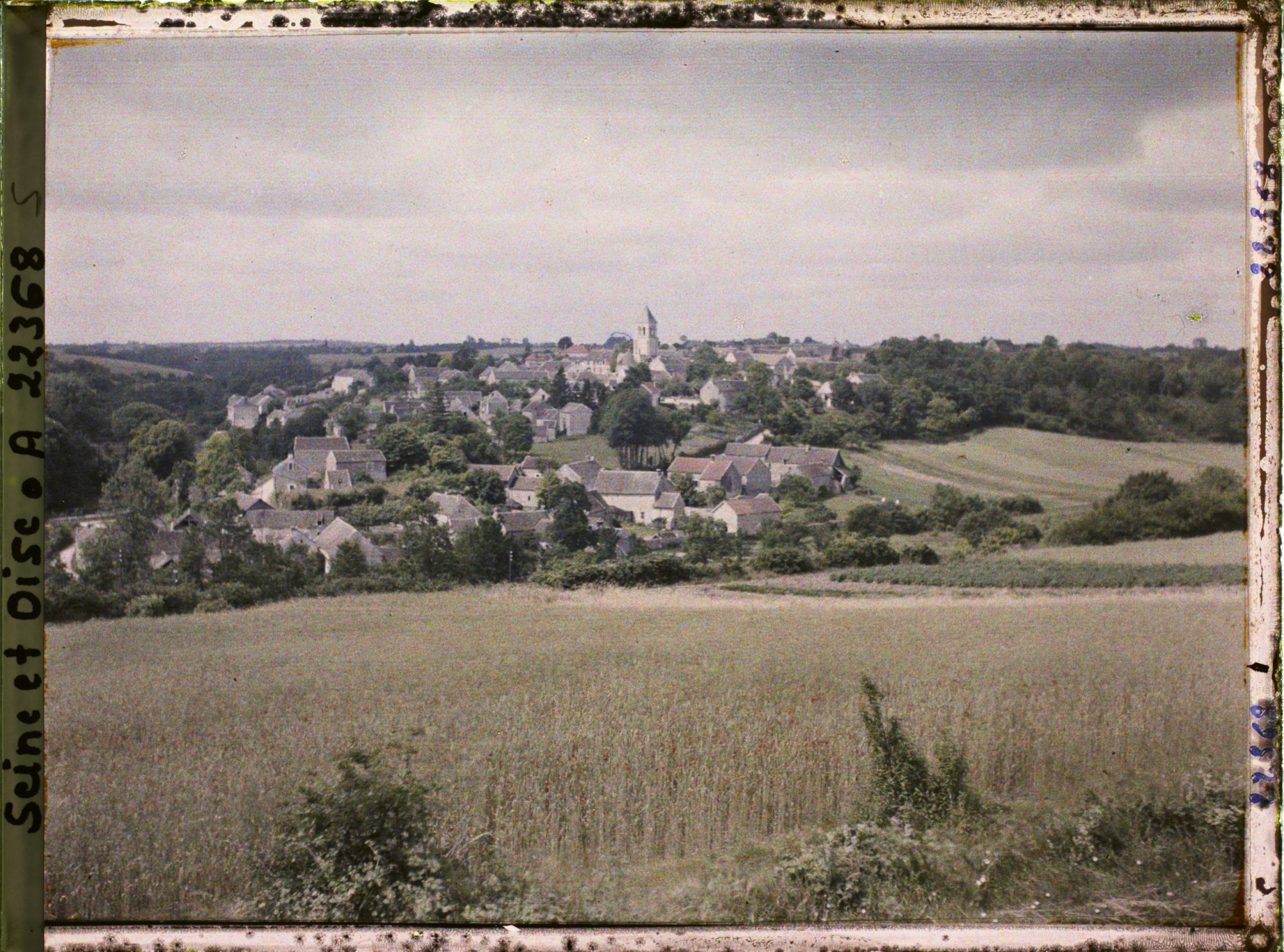 Image représentant France, Montchauvet, Le Village vu de la route de Septeuil de l'Est à l'Ouest