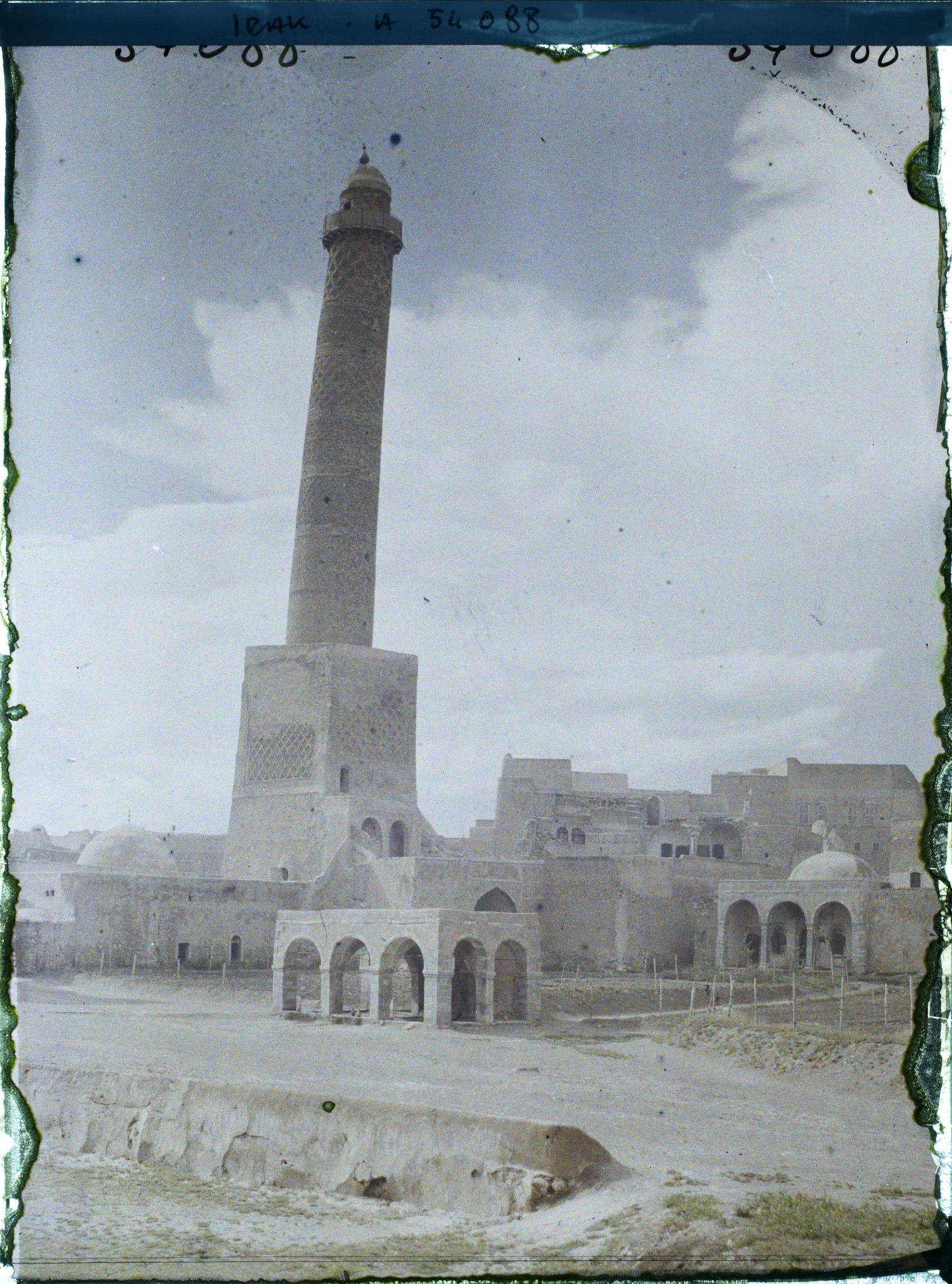 Image représentant Le minaret Al-Hadba de la grande mosquée omeyyade, à côté de la Grande Mosquée d'Al-Nouri